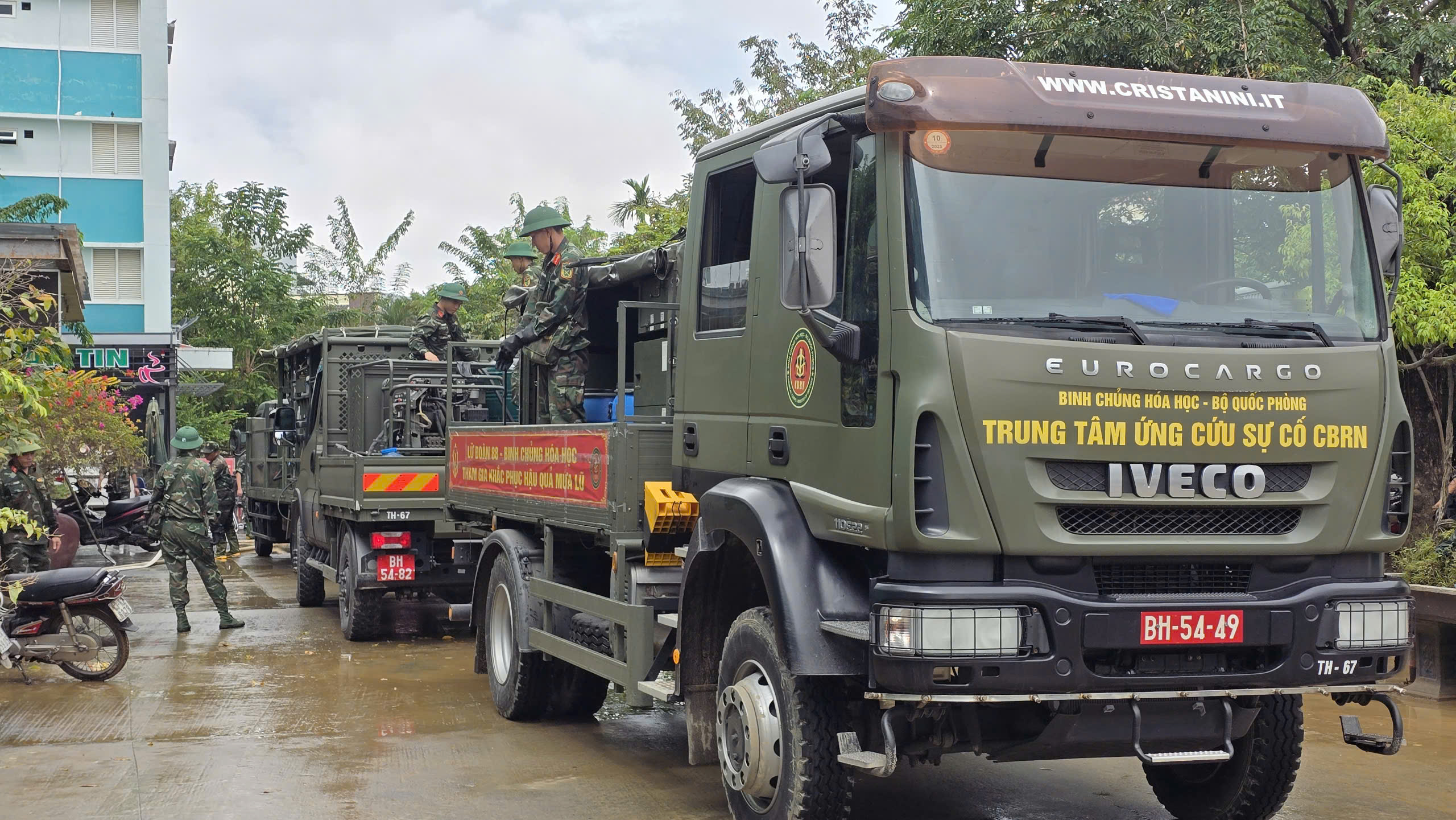 Bộ đội Quân khu 5 khử khuẩn ở bệnh viện, dọn bùn sau lũ giúp dân - Ảnh 1.