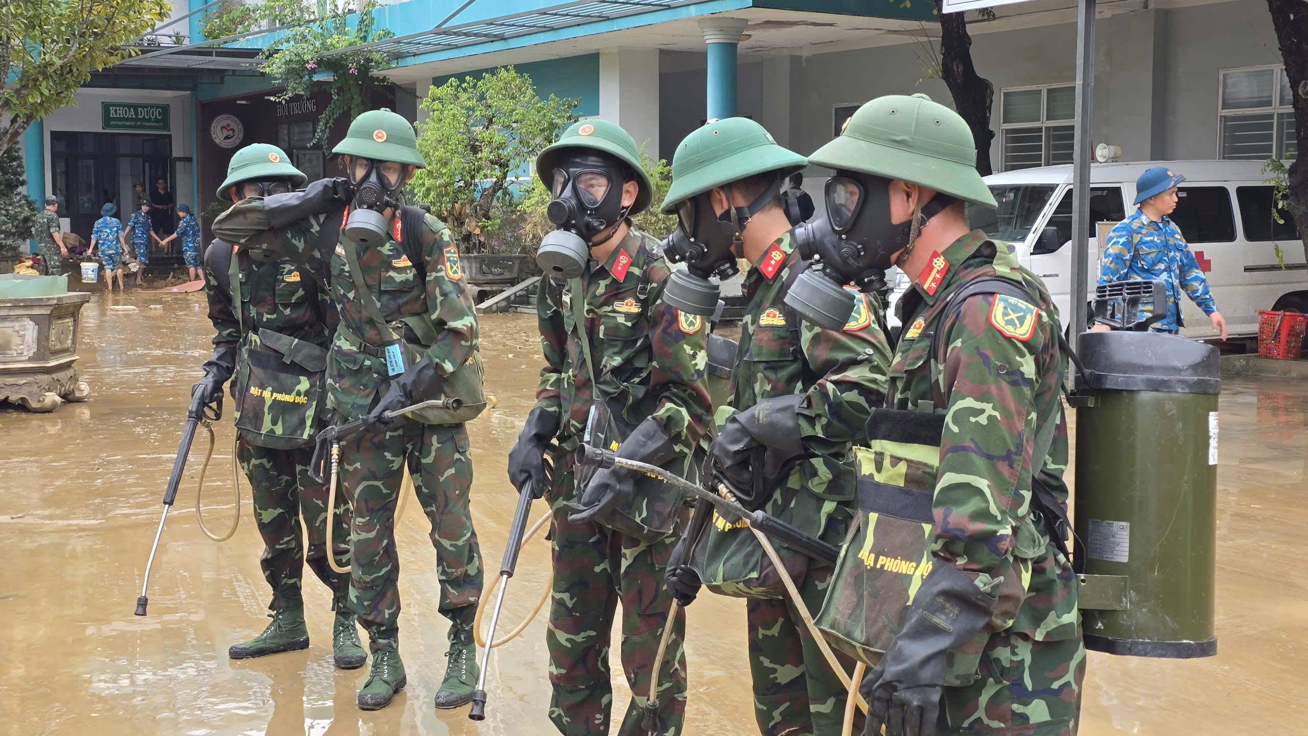 Bộ đội Quân khu 5 khử khuẩn ở bệnh viện, dọn bùn sau lũ giúp dân - Ảnh 3.