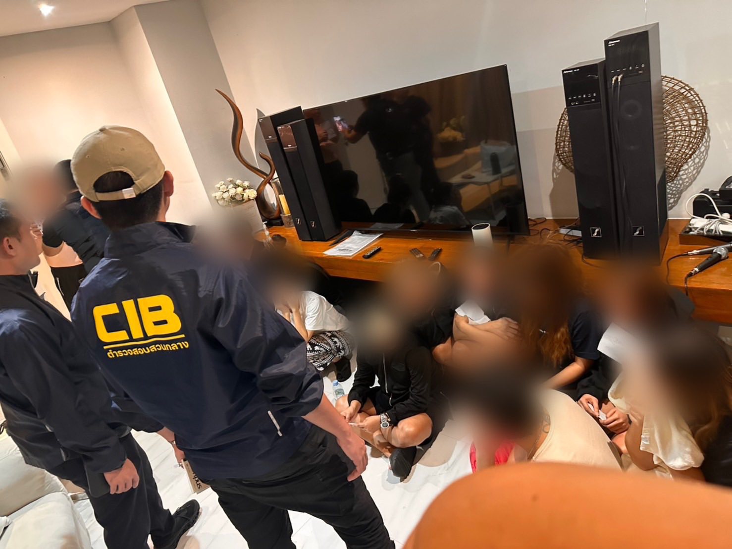 Thái Lan đột kích biệt thự, bắt nhóm lừa đảo trốn từ Myanmar - Ảnh 1.