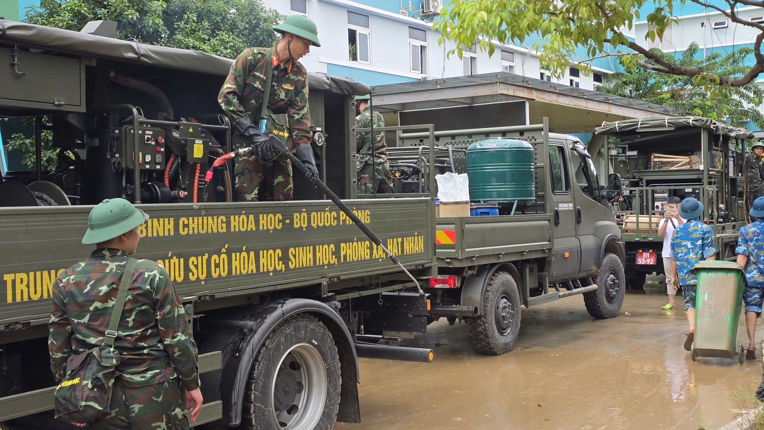 Bộ đội Quân khu 5 khử khuẩn ở bệnh viện, dọn bùn sau lũ giúp dân - Ảnh 2.