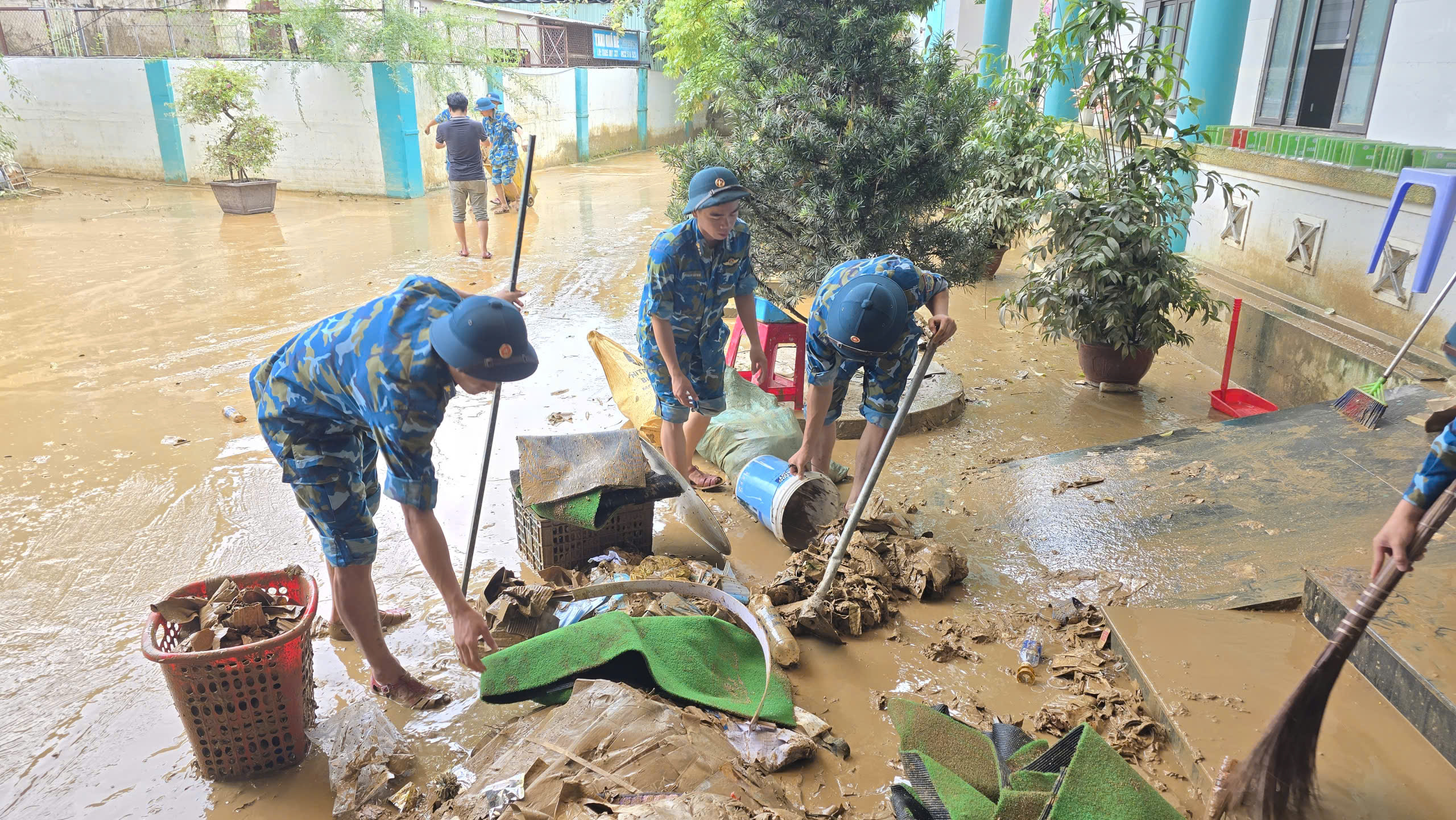 Bộ đội Quân khu 5 khử khuẩn ở bệnh viện, dọn bùn sau lũ giúp dân - Ảnh 6.