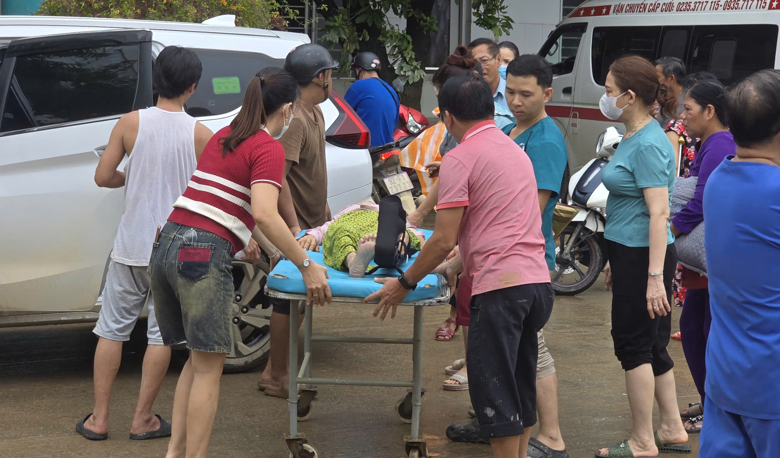 Bộ đội Quân khu 5 khử khuẩn ở bệnh viện, dọn bùn sau lũ giúp dân - Ảnh 7.