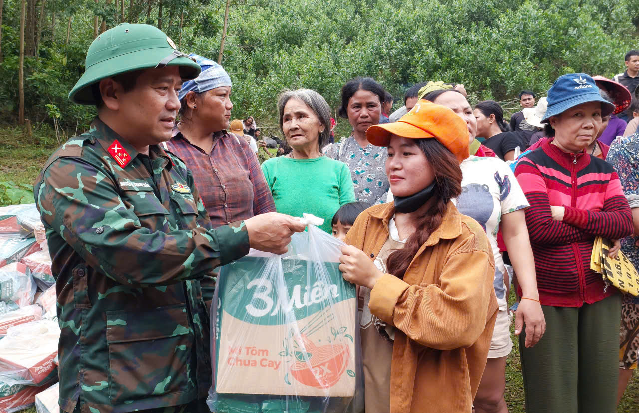 Bộ đội Quân khu 5 khử khuẩn ở bệnh viện, dọn bùn sau lũ giúp dân - Ảnh 13.