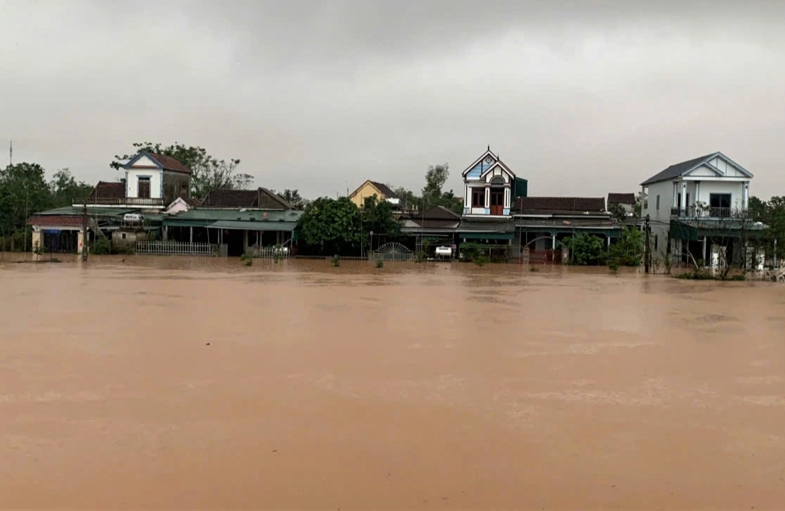 Hàng nghìn hộ dân hạ du hồ Kẻ Gỗ bị ngập lụt do mưa lớn - Ảnh 2.