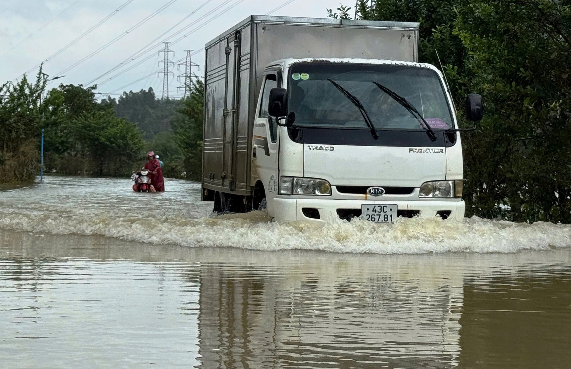 Da Nang: Historisk flomvann har nettopp trukket seg tilbake, men mange steder er oversvømmet igjen, noe som forårsaker isolasjon - Bilde 11.