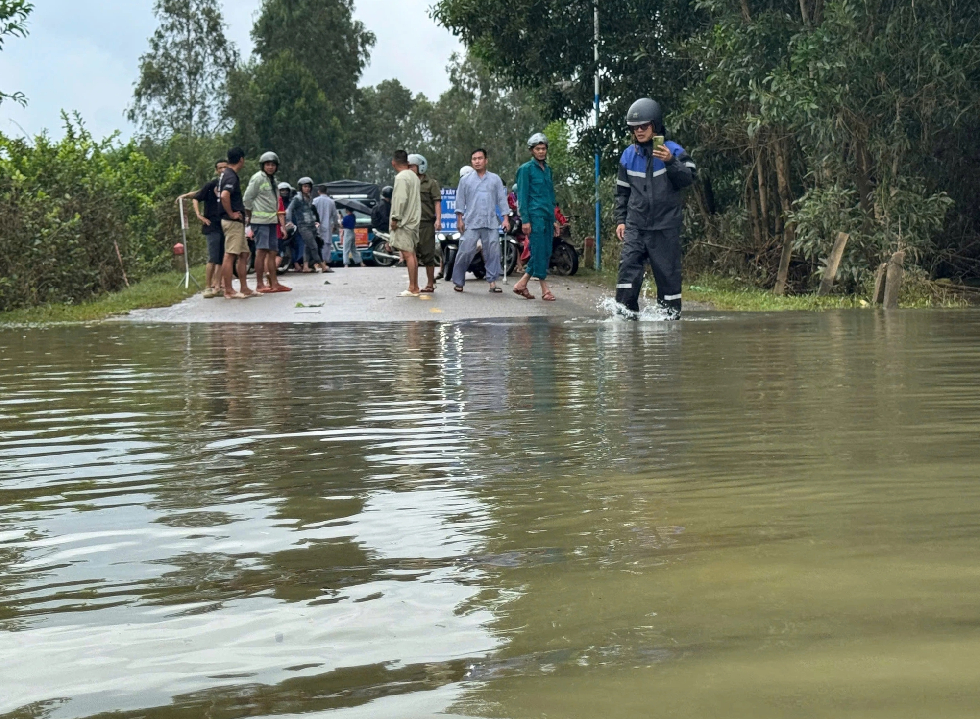Da Nang: Historisk flomvann har nettopp trukket seg tilbake, men mange steder er oversvømmet igjen, noe som forårsaker isolasjon - Bilde 8.