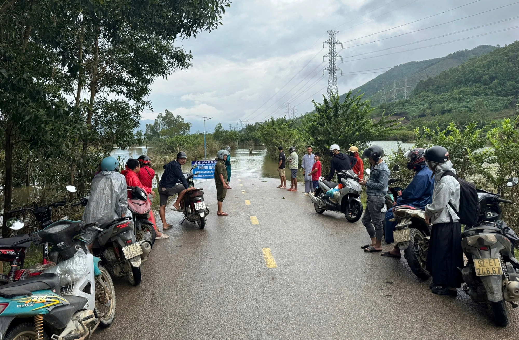 Da Nang: Historisk flomvann har nettopp trukket seg tilbake, men mange steder er oversvømmet igjen, noe som forårsaker isolasjon - Bilde 7.