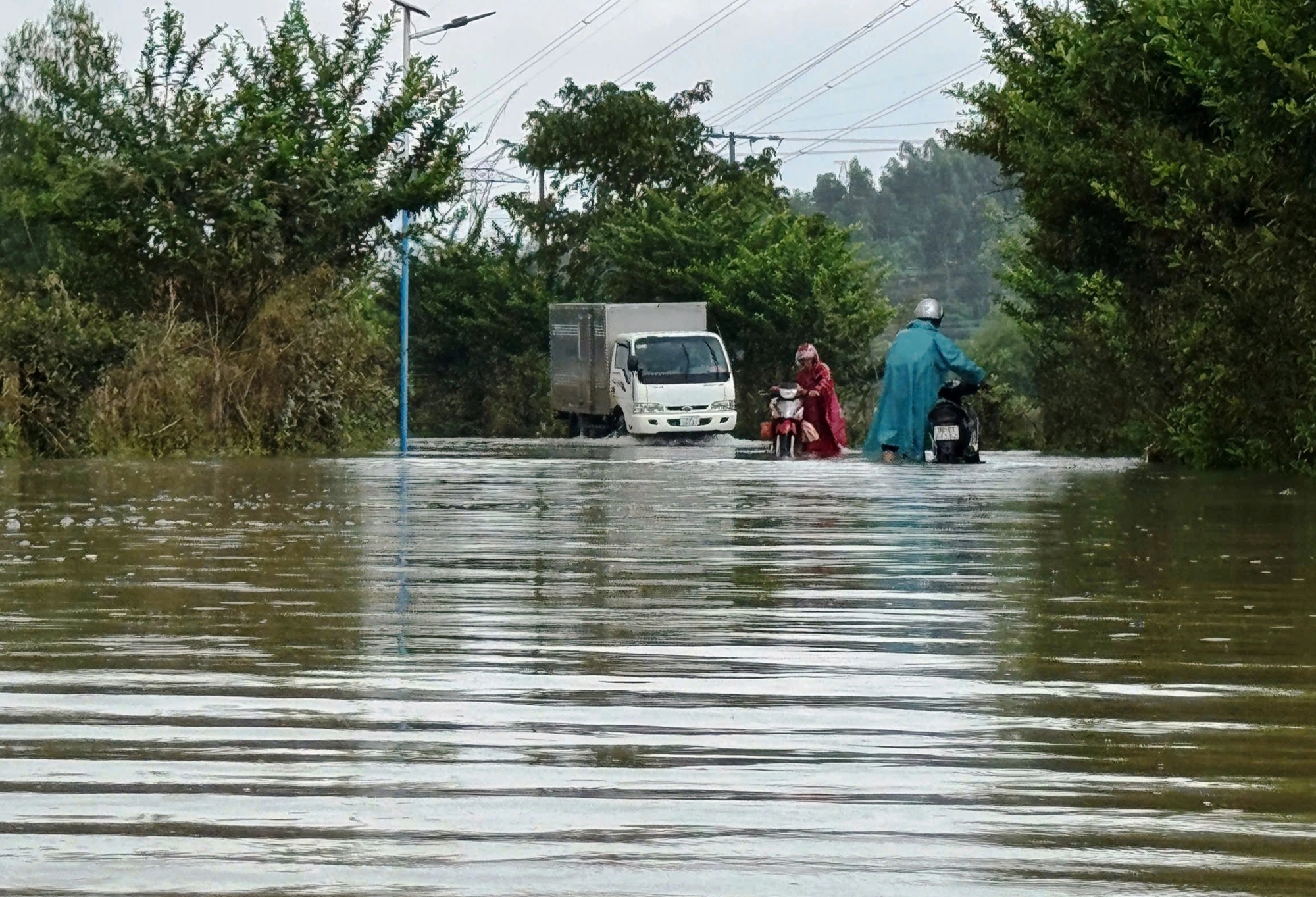 Da Nang: Historisk flomvann har nettopp trukket seg tilbake, men mange steder er oversvømmet igjen, noe som forårsaker isolasjon - Bilde 6.