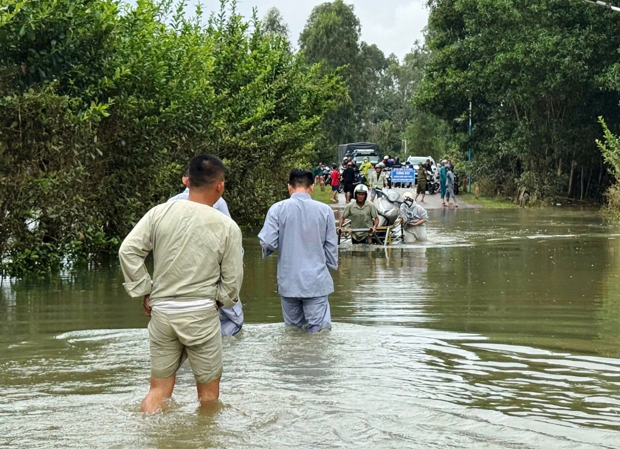 Da Nang: Historisk flomvann har nettopp trukket seg tilbake, men mange steder er oversvømmet igjen, noe som forårsaker isolasjon - Bilde 4.