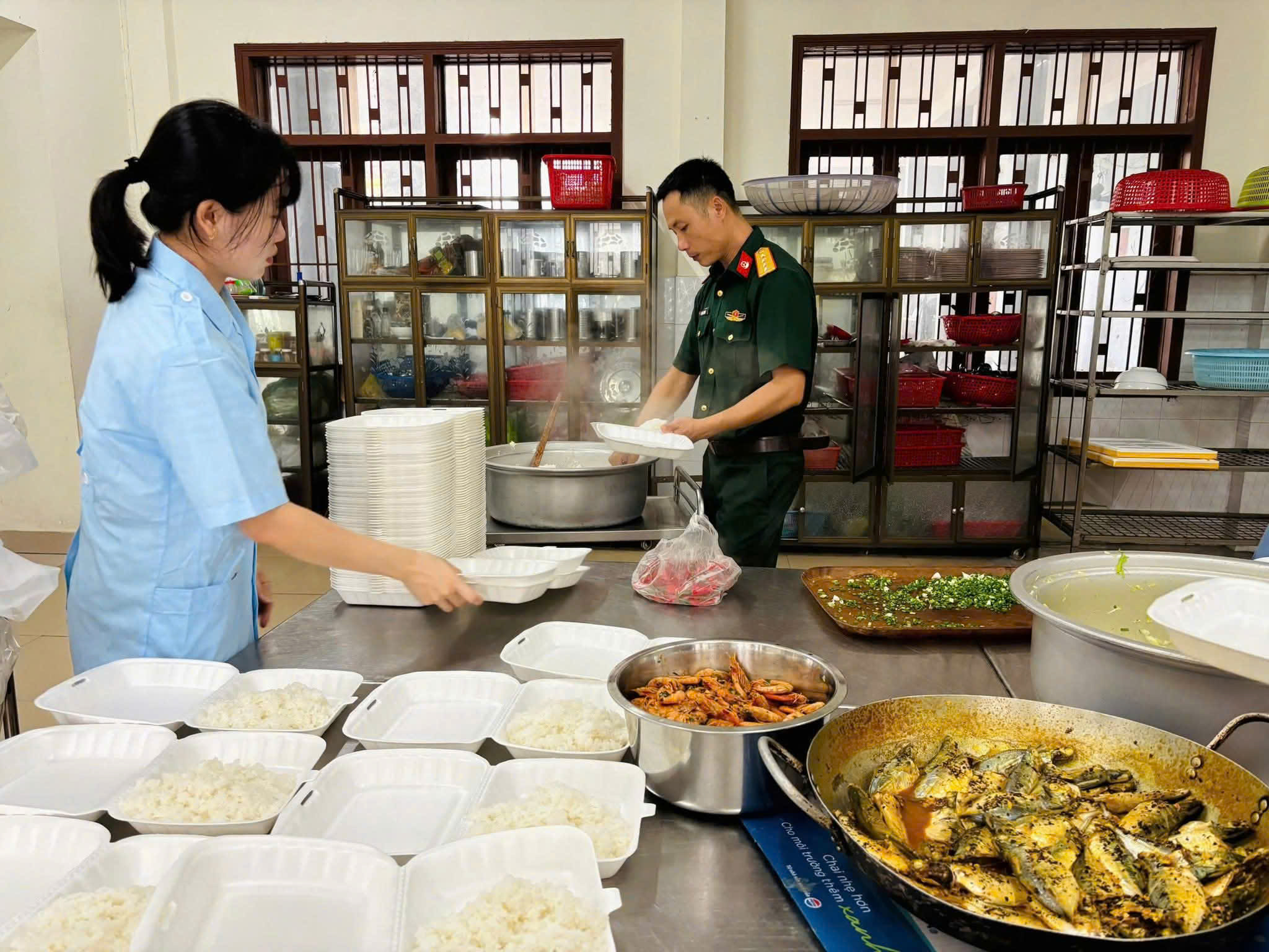 Bộ đội Quân khu 5 khử khuẩn ở bệnh viện, dọn bùn sau lũ giúp dân - Ảnh 9.