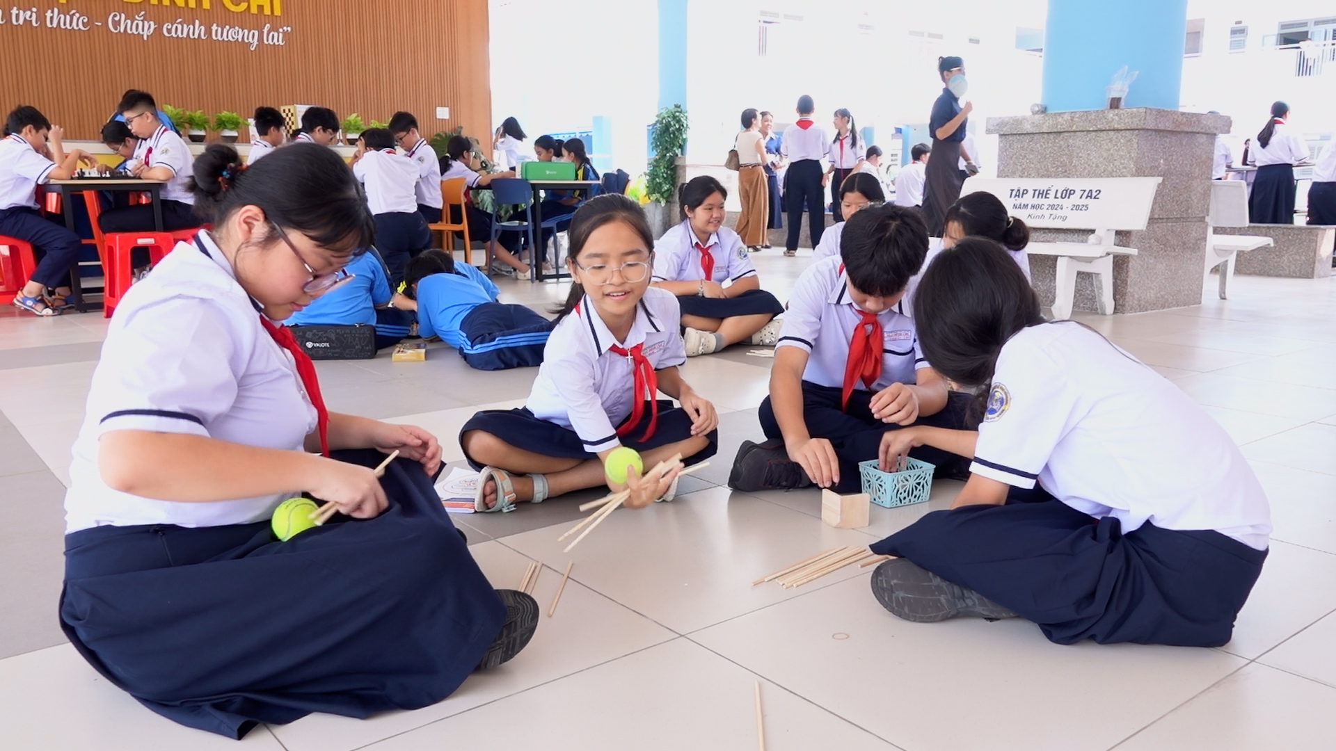 Giờ ra chơi không điện thoại: Học sinh thích thú với trò chơi dân gian - Ảnh 1.