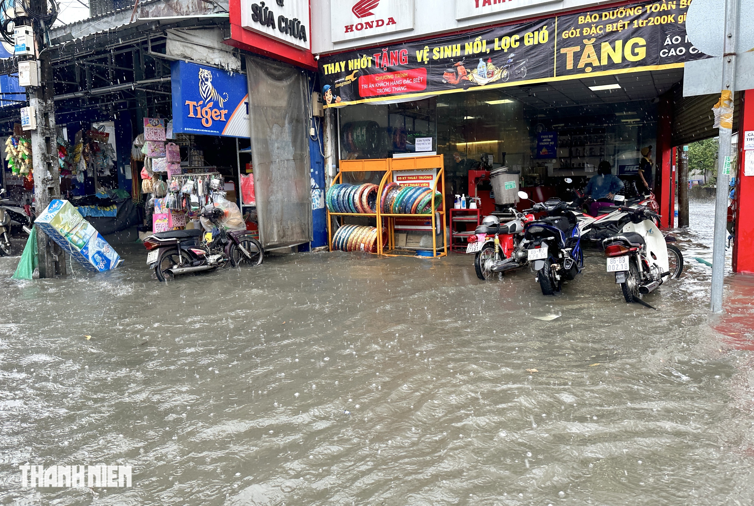 Mưa lớn giữa trưa: Đường sá ở TP.HCM lại ngập sâu - Ảnh 8.