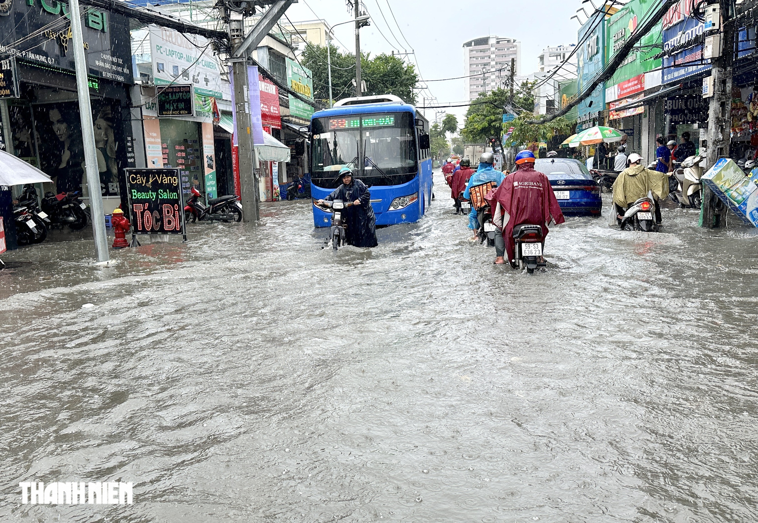 Mưa lớn giữa trưa: Đường sá ở TP.HCM lại ngập sâu - Ảnh 7.