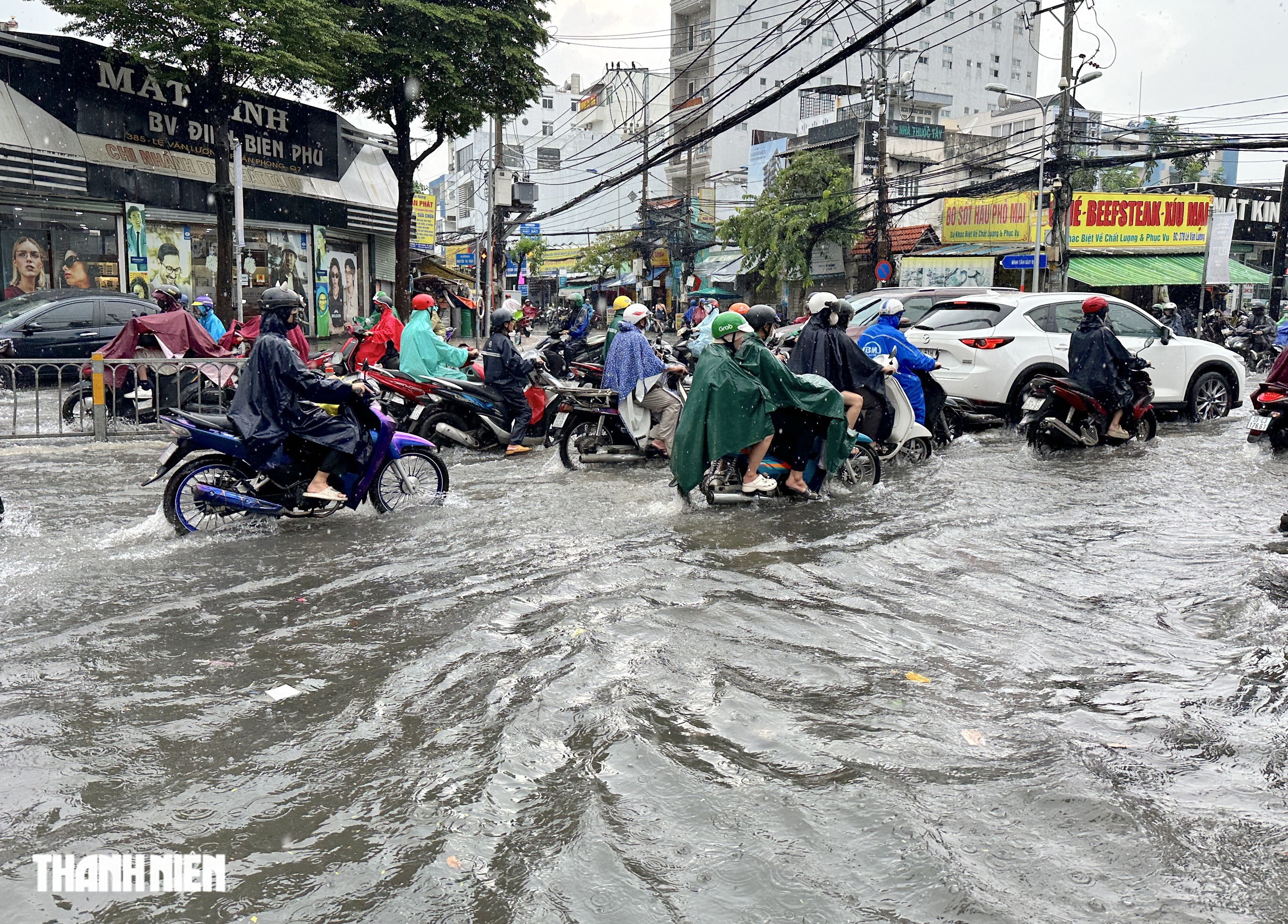 Mưa lớn giữa trưa: Đường sá ở TP.HCM lại ngập sâu - Ảnh 1.