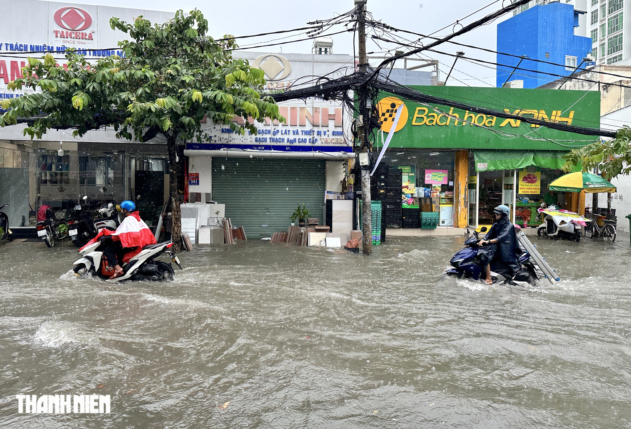 Mưa lớn giữa trưa: Đường sá ở TP.HCM lại ngập sâu - Ảnh 4.