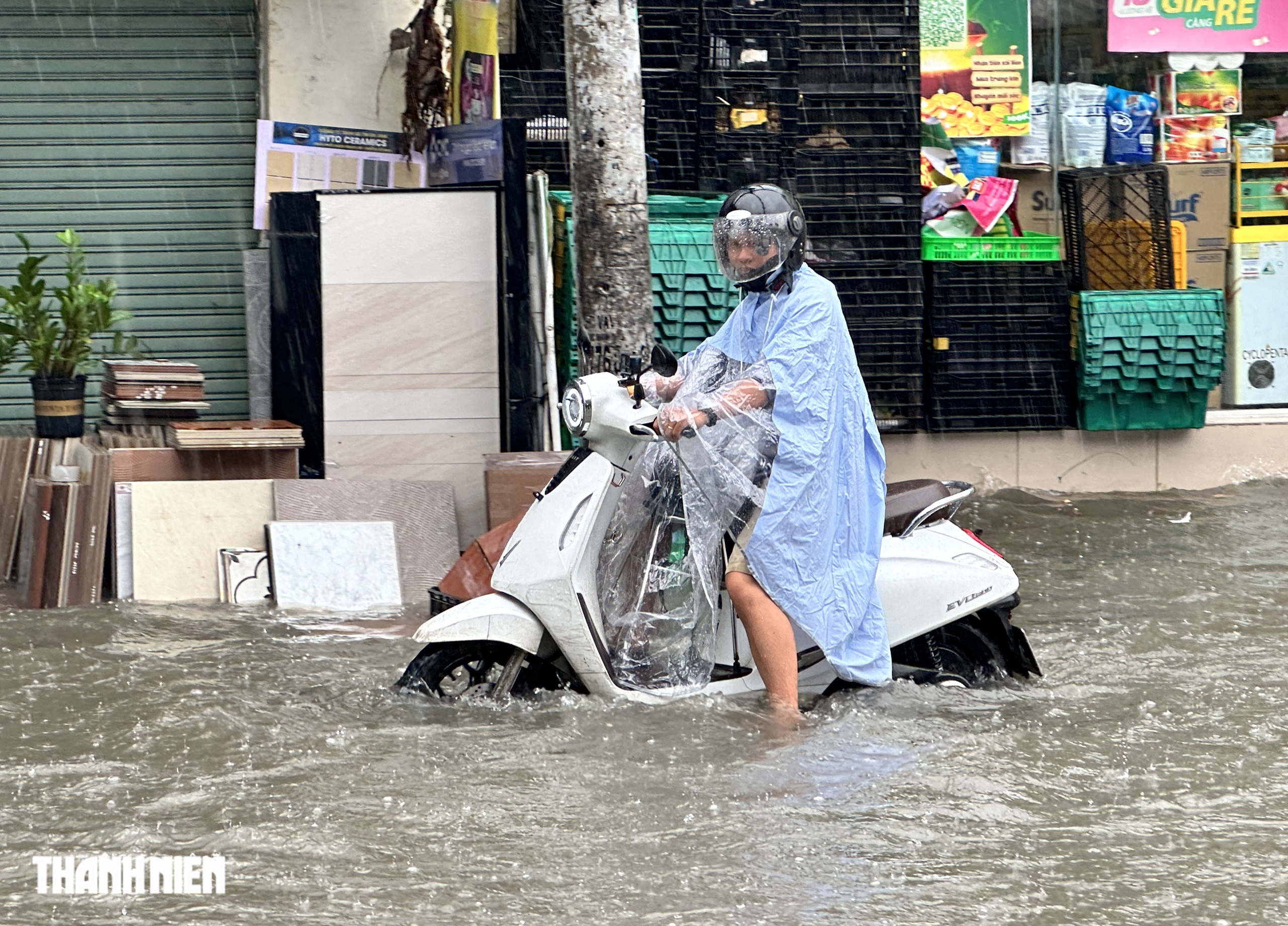 Mưa lớn giữa trưa: Đường sá ở TP.HCM lại ngập sâu - Ảnh 5.