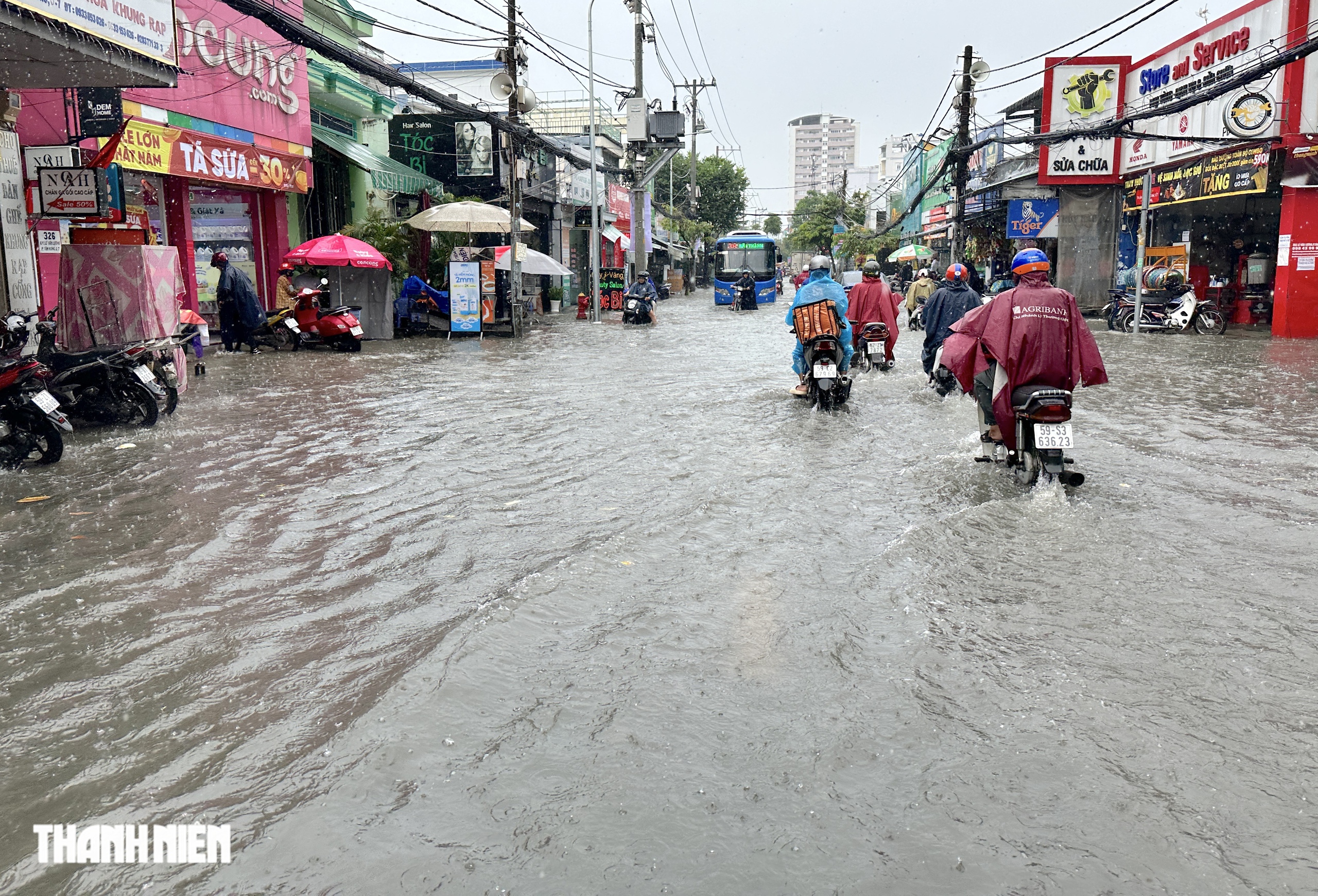 Mưa lớn giữa trưa: Đường sá ở TP.HCM lại ngập sâu - Ảnh 3.
