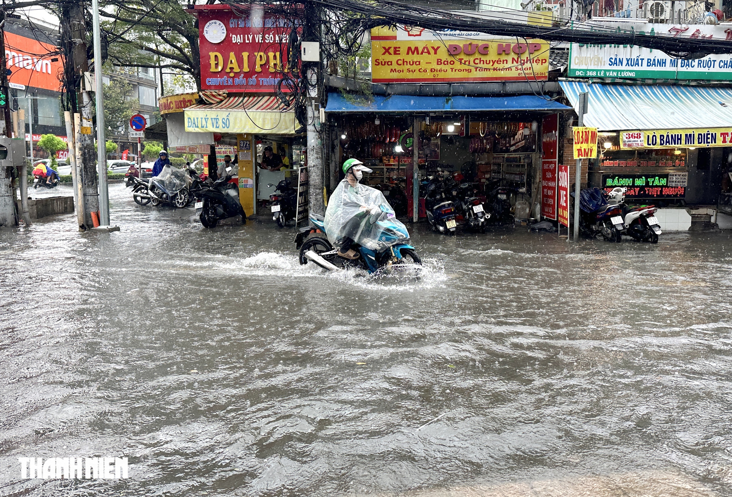 Mưa lớn giữa trưa: Đường sá ở TP.HCM lại ngập sâu - Ảnh 2.