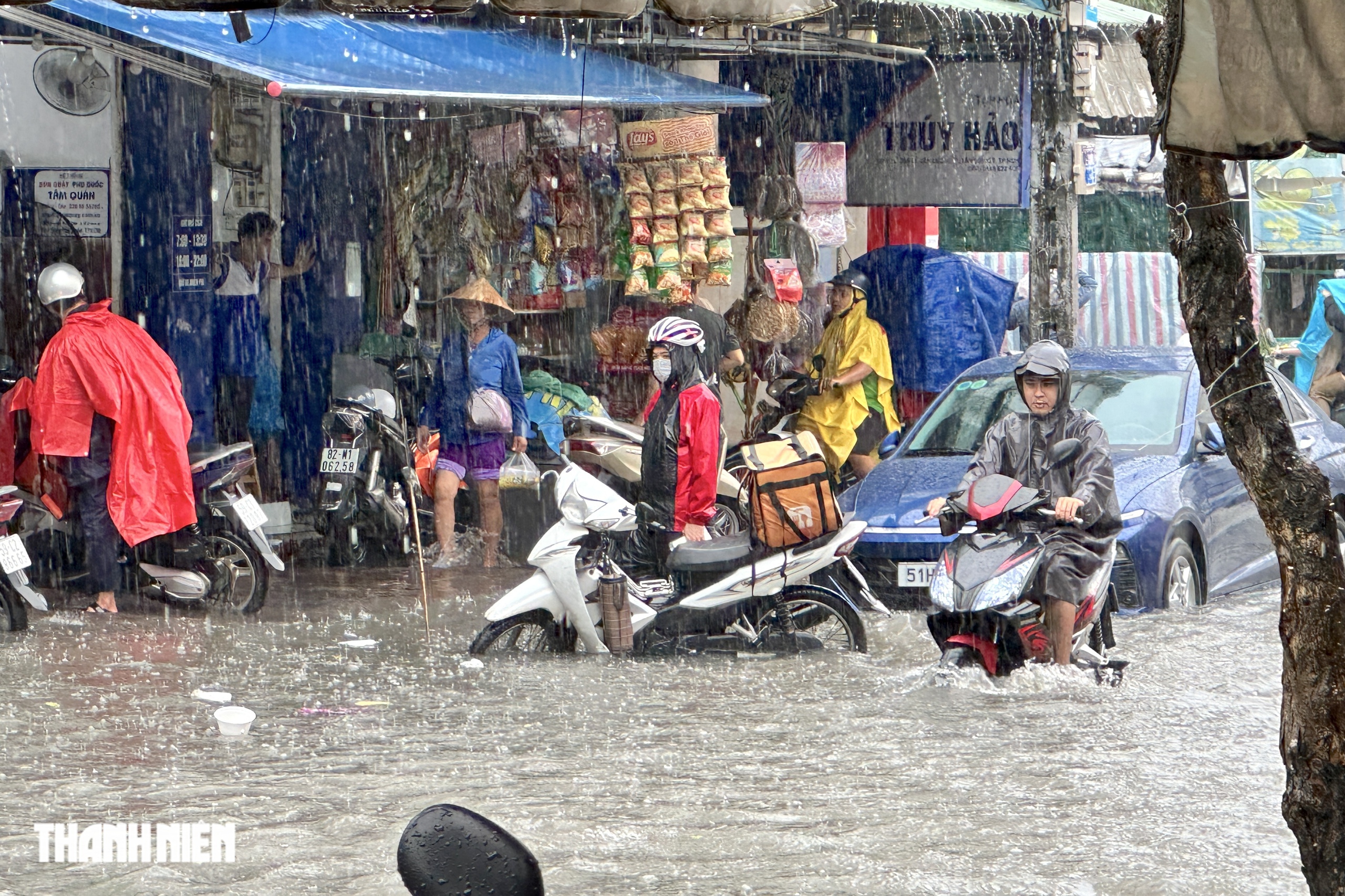 Mưa lớn giữa trưa: Đường sá ở TP.HCM lại ngập sâu - Ảnh 6.