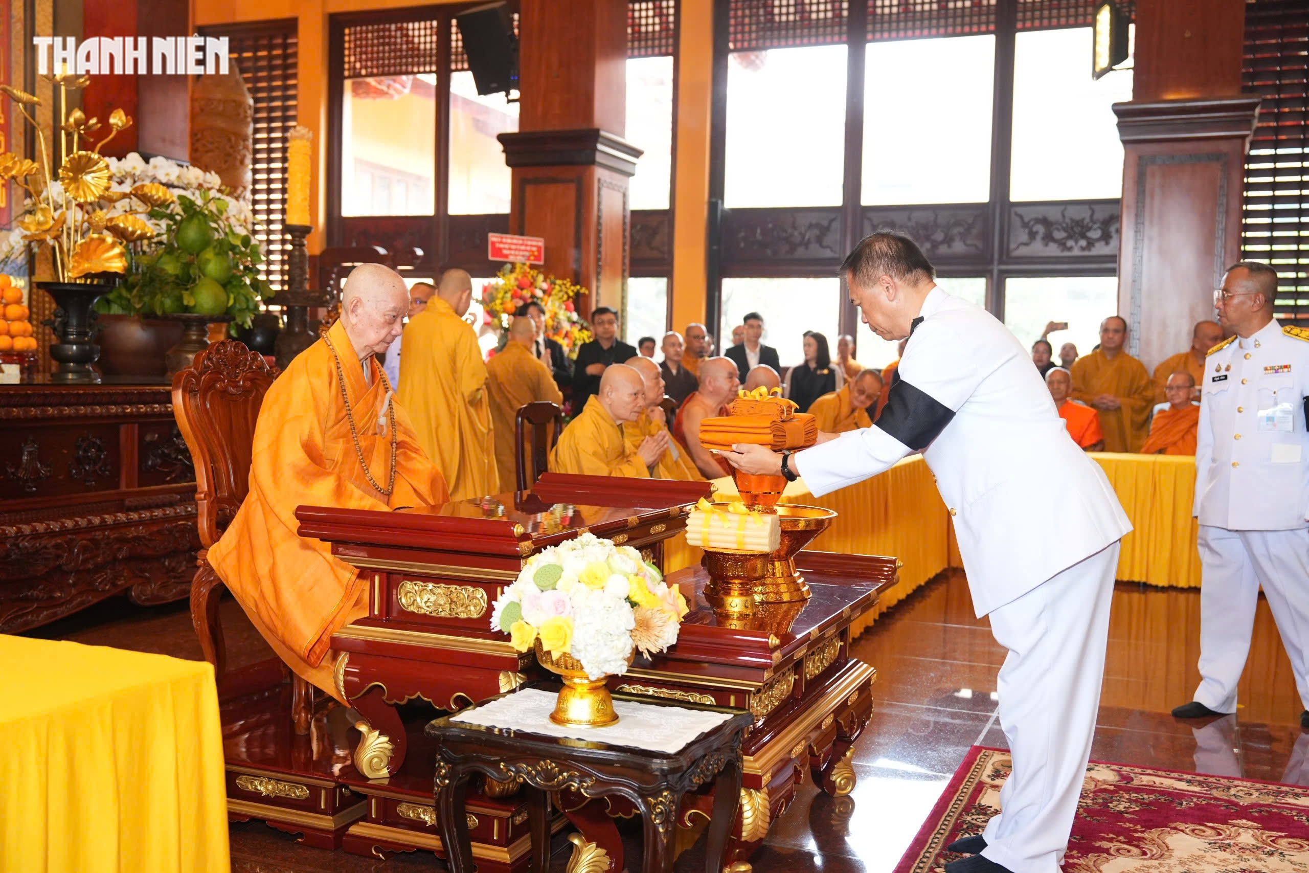 Ngài Wichawat Isarapakdi, Trợ lý Bộ trưởng Bộ Ngoại giao Vương quốc Thái Lan chủ trì lễ dâng y Kathina - Ảnh 1.