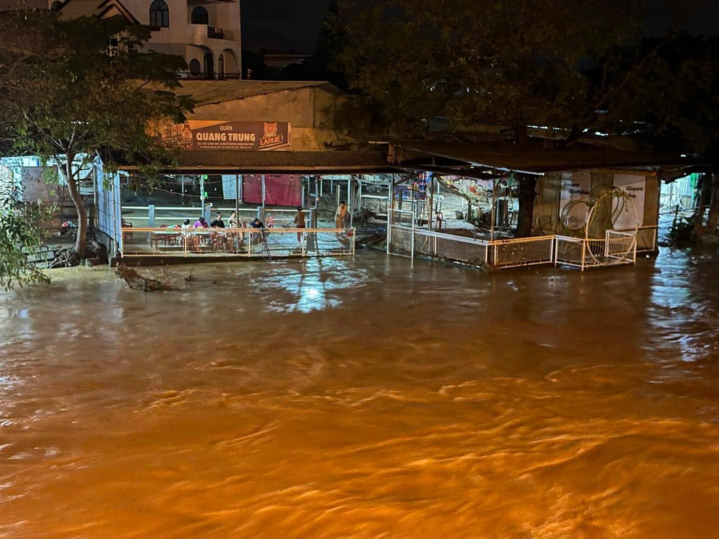 Nước sông Vu Gia - Thu Bồn lại dâng, người Đà Nẵng nhắc nhau: 'Đừng vội đưa đồ xuống!'- Ảnh 2. Nước sông Vu Gia - Thu Bồn lại dâng, người Đà Nẵng nhắc nhau: 'Đừng vội đưa đồ xuống!'- Ảnh 2.