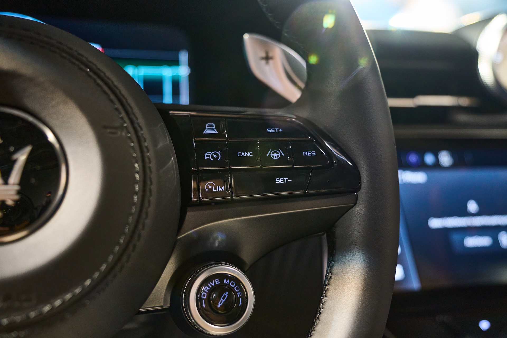 Xe mui trần hạng sang Maserati GranCabrio Folgore giá hơn 13,3 tỉ đồng - Ảnh 10. Xe mui trần hạng sang Maserati GranCabrio Folgore có giá hơn 13,3 tỉ đồng - Ảnh 11.