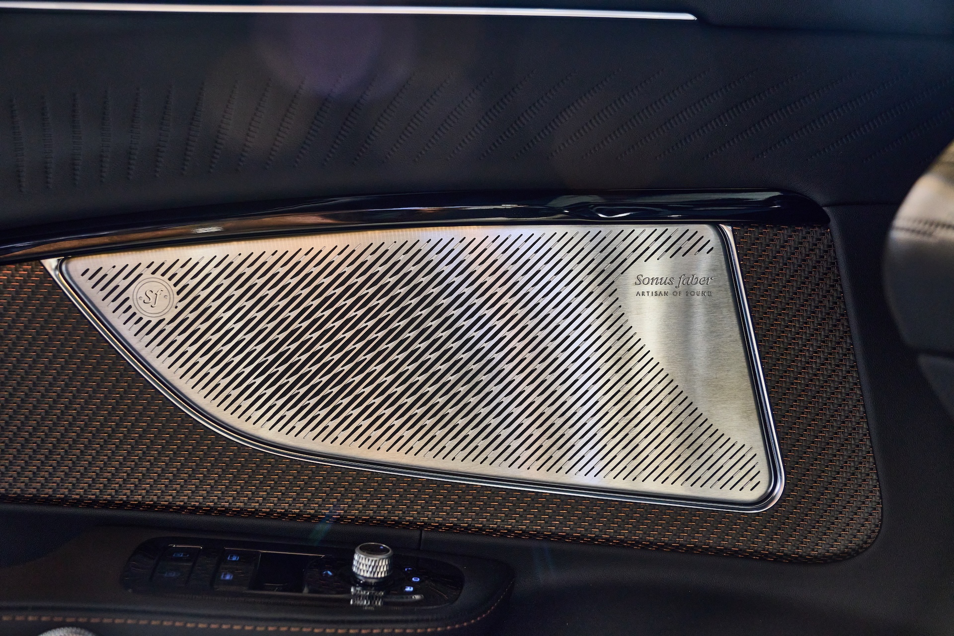 Xe mui trần hạng sang Maserati GranCabrio Folgore giá hơn 13,3 tỉ đồng - Ảnh 9. Xe mui trần hạng sang Maserati GranCabrio Folgore có giá hơn 13,3 tỉ đồng - Ảnh 10.