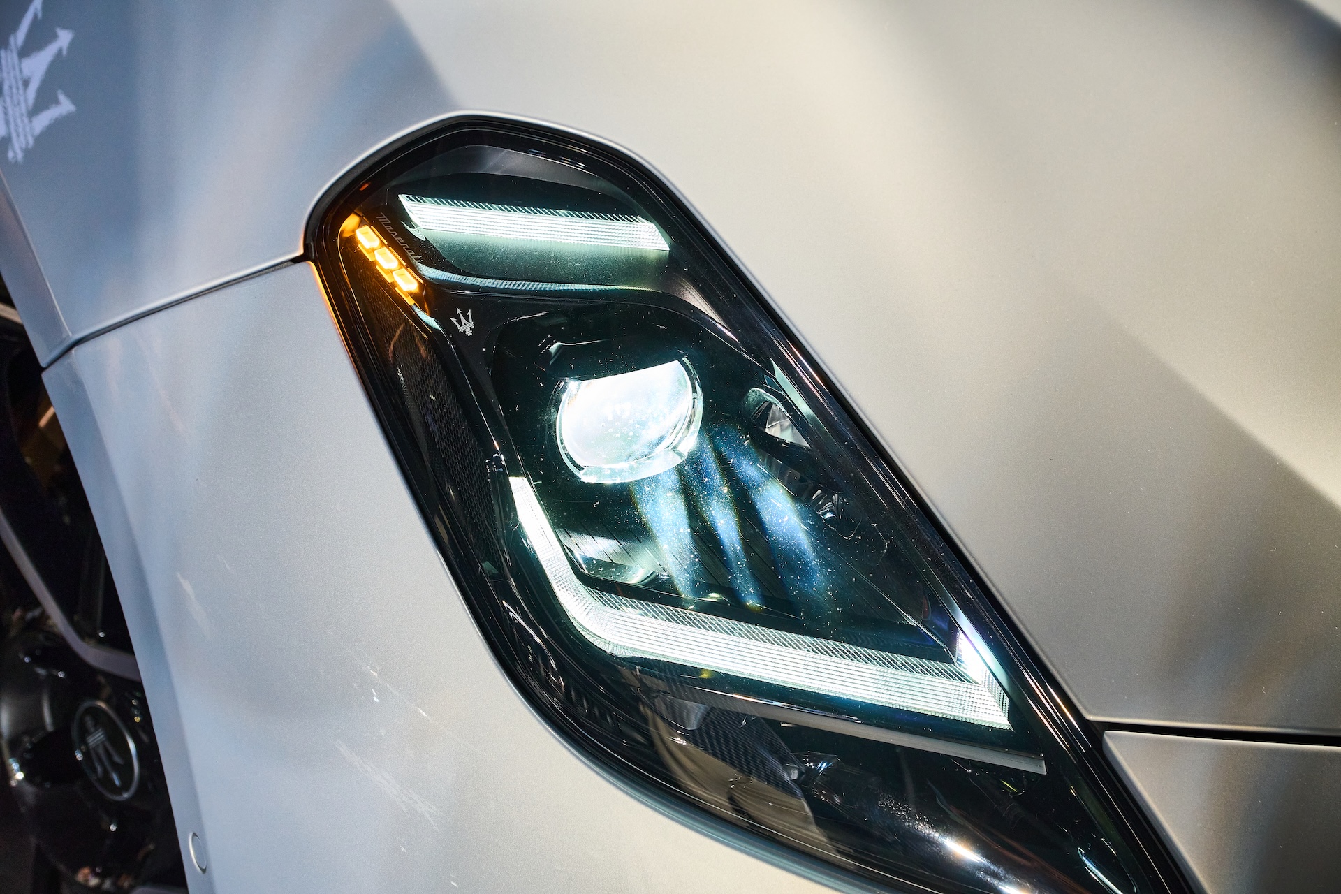 Xe mui trần hạng sang Maserati GranCabrio Folgore giá hơn 13,3 tỉ đồng - Ảnh 4. Xe mui trần hạng sang Maserati GranCabrio Folgore có giá hơn 13,3 tỉ đồng - Ảnh 5.