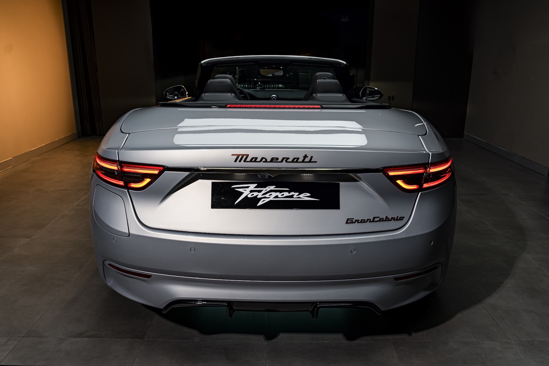 Xe mui trần hạng sang Maserati GranCabrio Folgore giá hơn 13,3 tỉ đồng - Ảnh 5. Xe mui trần hạng sang Maserati GranCabrio Folgore có giá hơn 13,3 tỉ đồng - Ảnh 6.