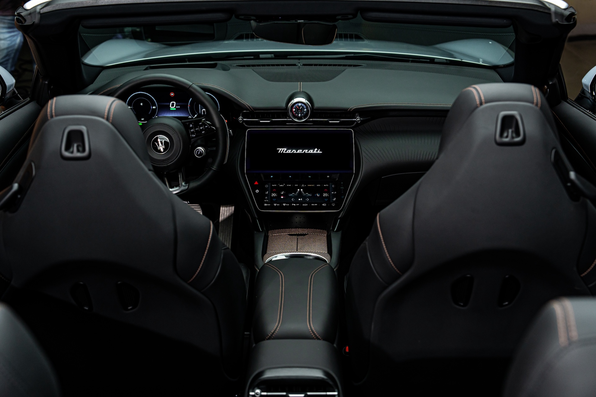 Xe mui trần hạng sang Maserati GranCabrio Folgore giá hơn 13,3 tỉ đồng - Ảnh 6. Xe mui trần hạng sang Maserati GranCabrio Folgore có giá hơn 13,3 tỉ đồng - Ảnh 7.