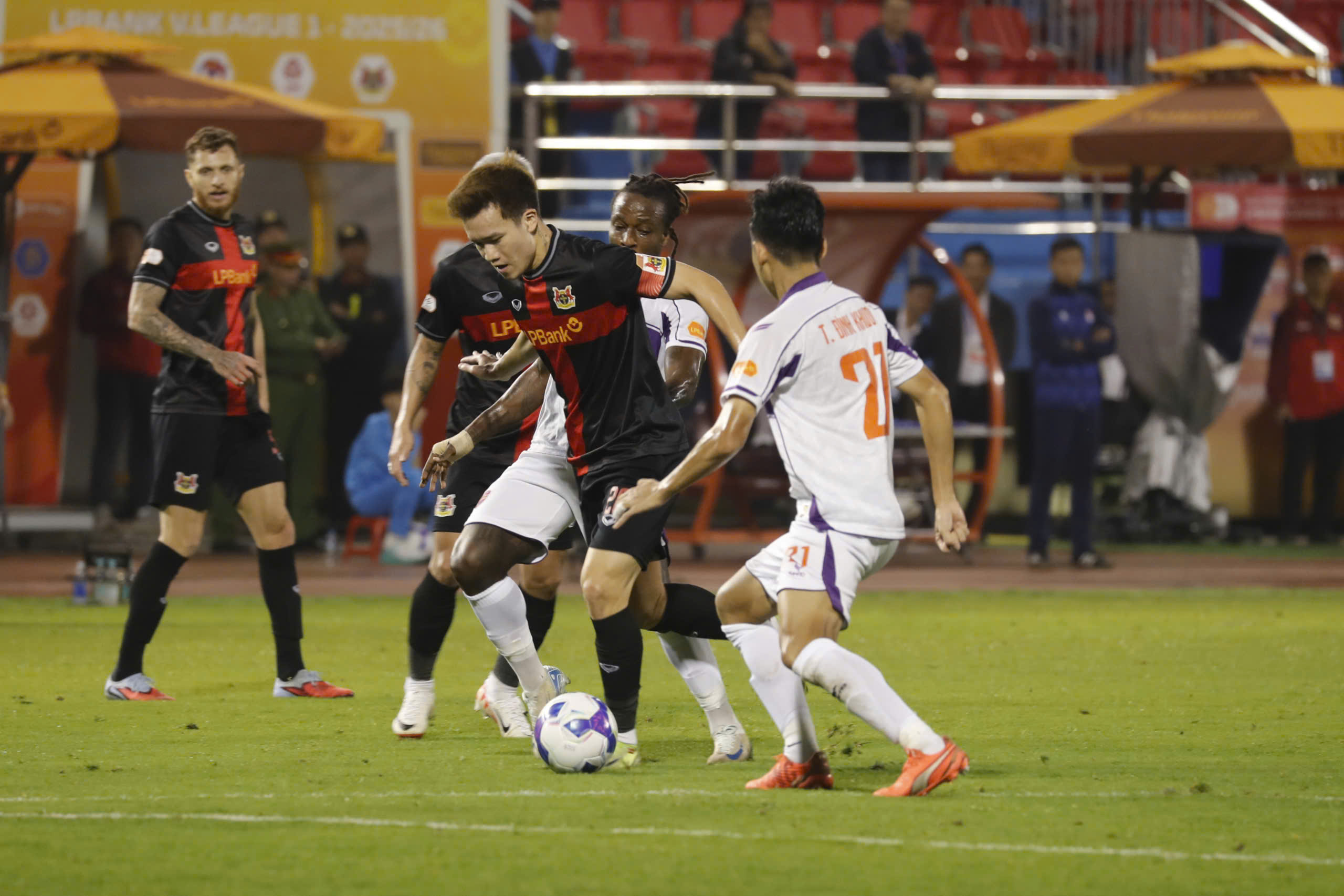 Lịch thi đấu V-League hôm nay: Nếu không thắng nổi SLNA, chủ nhà Ninh Bình sao nghĩ đến vô địch?- Ảnh 2.