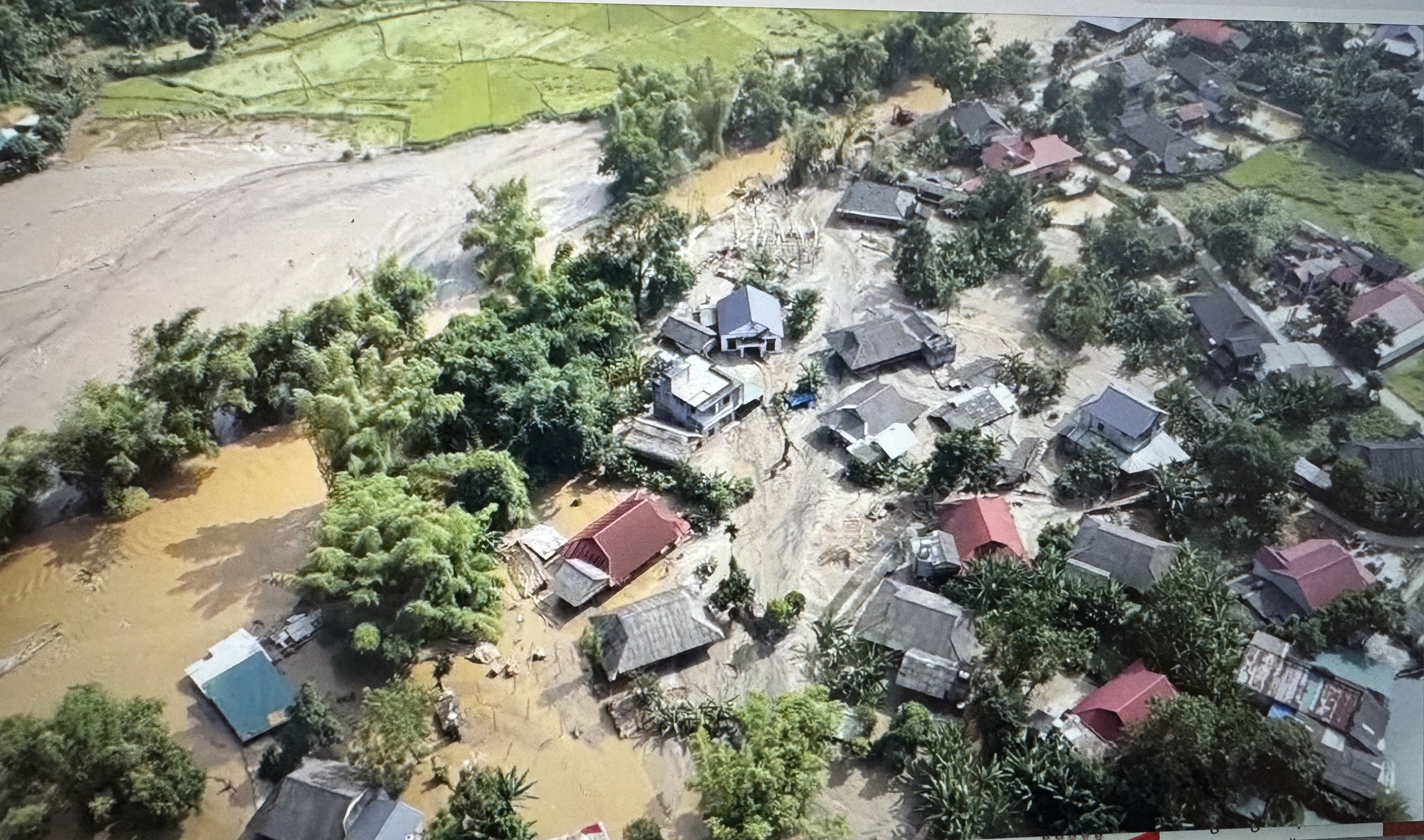 Đấu giá hơn 100.000 m3 cát vàng trôi vào nhà dân do lũ- Ảnh 1. Đấu giá hơn 100.000 m3 cát vàng trôi vào nhà dân do lũ- Ảnh 1.