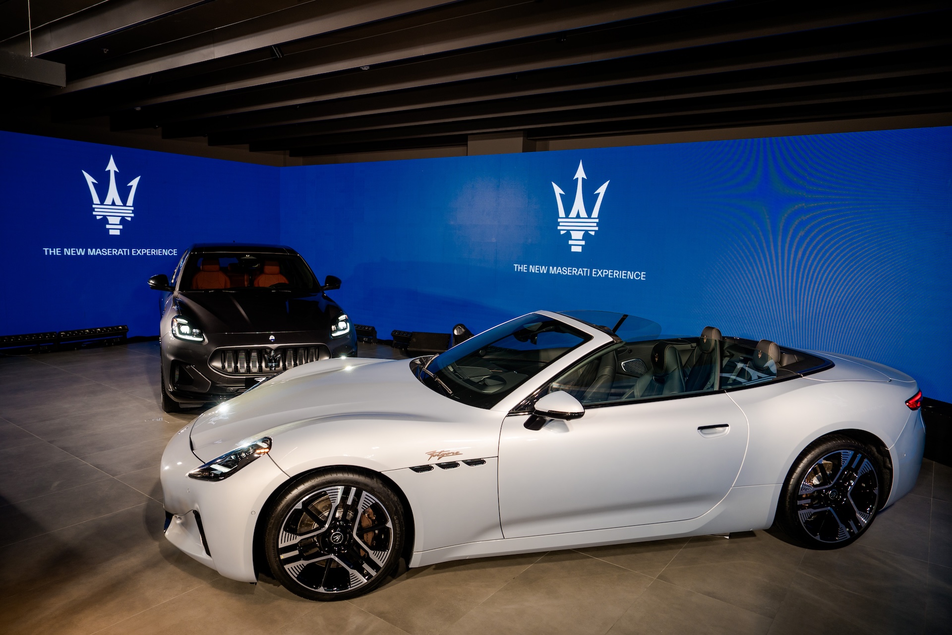 Xe mui trần hạng sang Maserati GranCabrio Folgore giá hơn 13,3 tỉ đồng - Ảnh 12. Xe mui trần hạng sang Maserati GranCabrio Folgore có giá hơn 13,3 tỉ đồng - Ảnh 13.