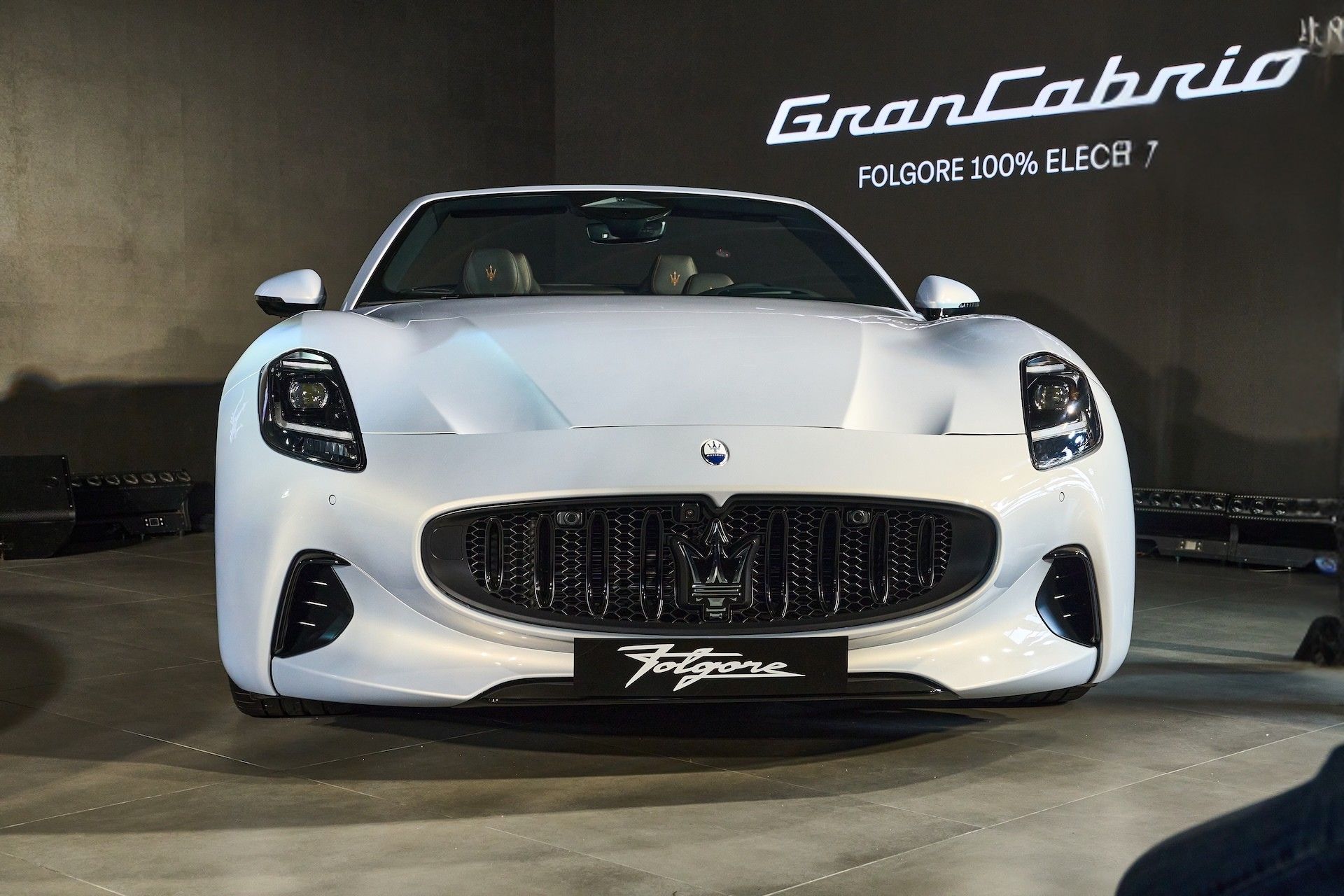 Xe mui trần hạng sang Maserati GranCabrio Folgore giá hơn 13,3 tỉ đồng - Ảnh 11. Xe mui trần hạng sang Maserati GranCabrio Folgore có giá hơn 13,3 tỉ đồng - Ảnh 12.