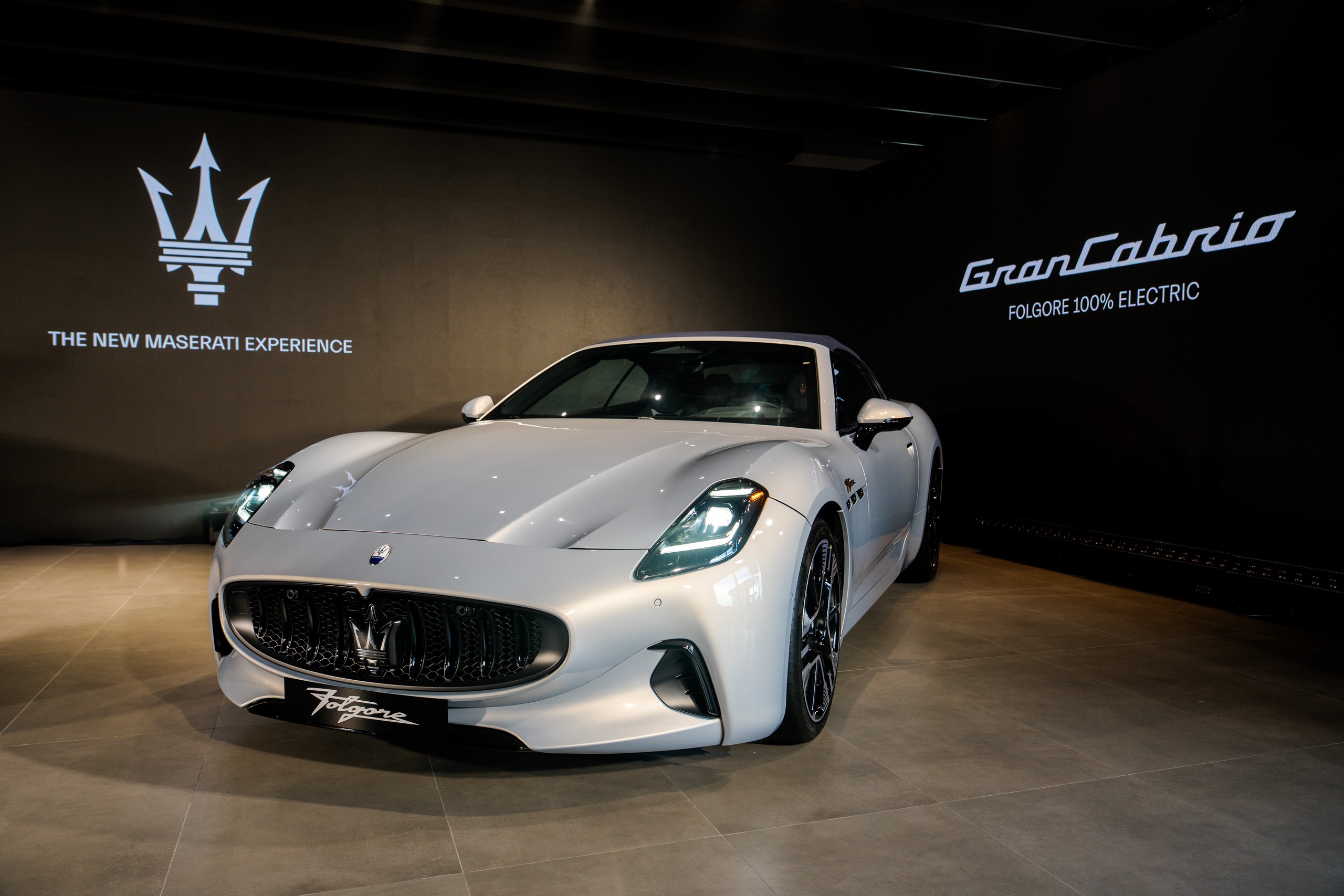 Xe mui trần hạng sang Maserati GranCabrio Folgore có giá hơn 13,3 tỉ đồng - Ảnh 2.