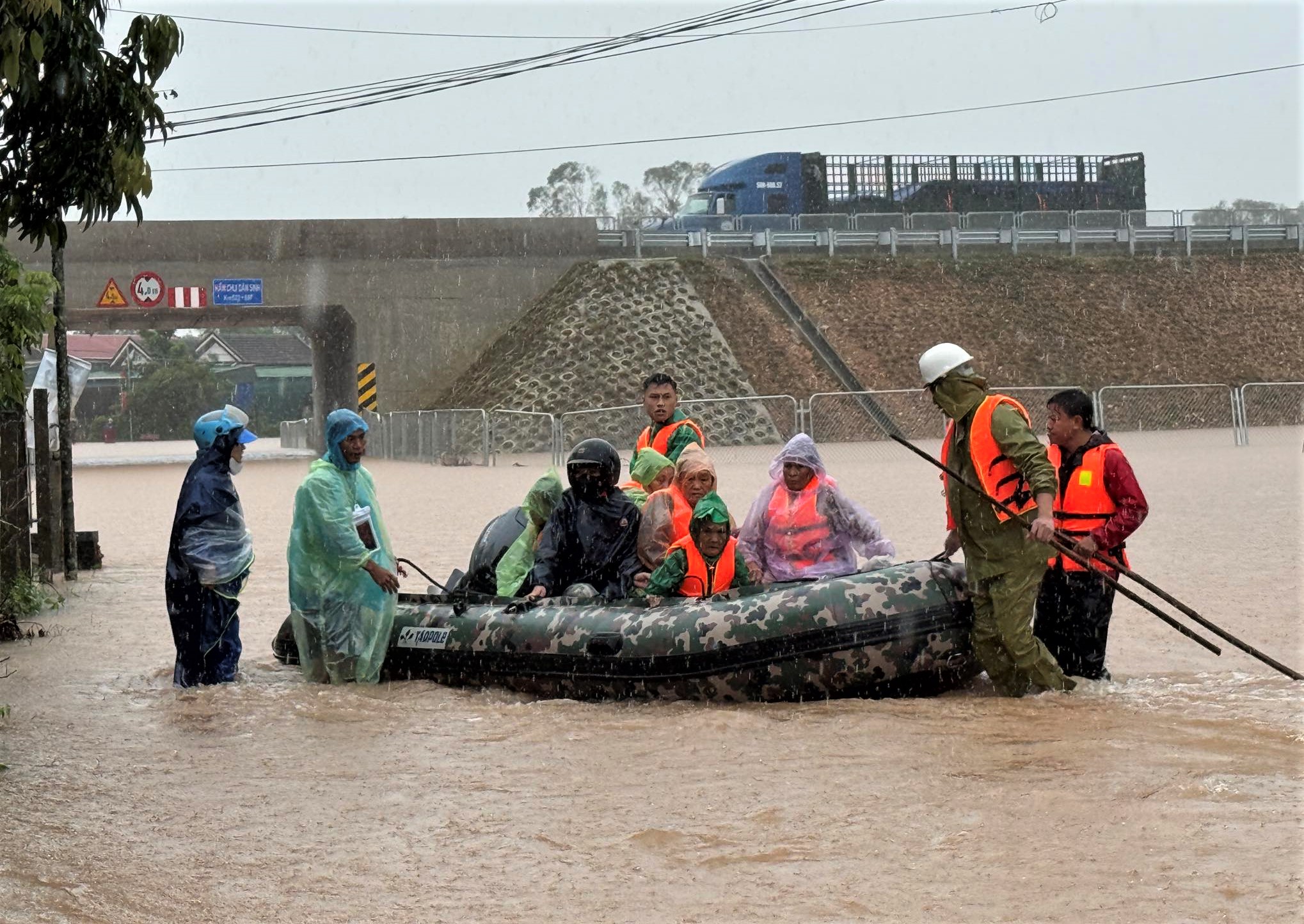 Hàng nghìn hộ dân hạ du hồ Kẻ Gỗ bị ngập lụt do mưa lớn - Ảnh 4.