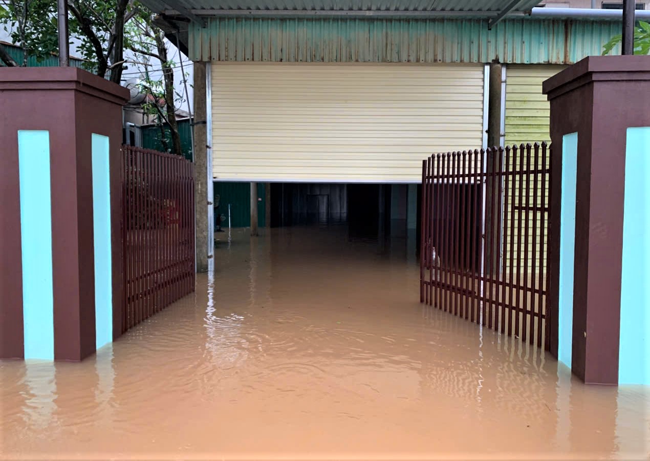 Hàng nghìn hộ dân hạ du hồ Kẻ Gỗ bị ngập lụt do mưa lớn - Ảnh 5.