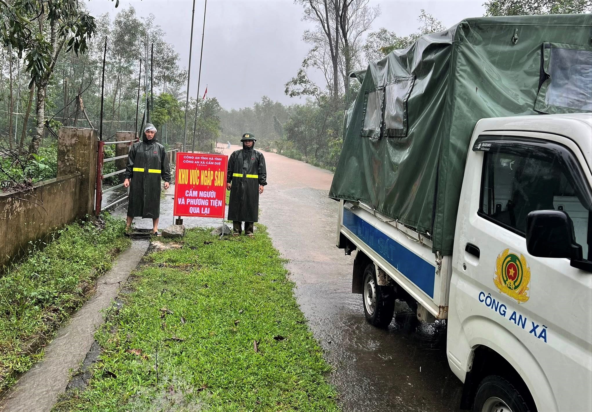 Hàng nghìn hộ dân hạ du hồ Kẻ Gỗ bị ngập lụt do mưa lớn - Ảnh 1.