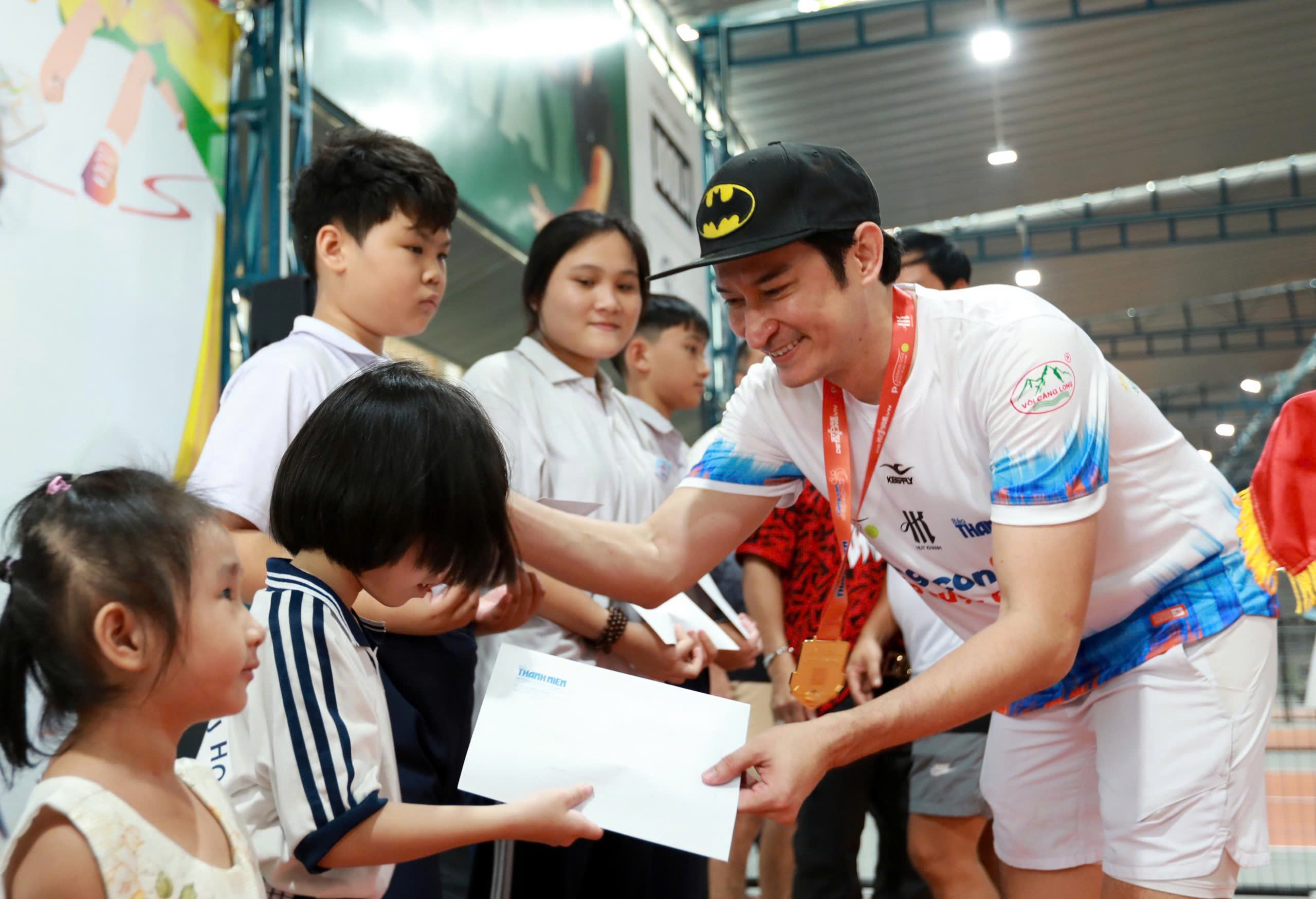 Xúc động khi 400 triệu đồng được trao tận tay các em nhỏ mồ côi- Ảnh 5. Xúc động khi 400 triệu đồng được trao tận tay các em nhỏ mồ côi- Ảnh 5.