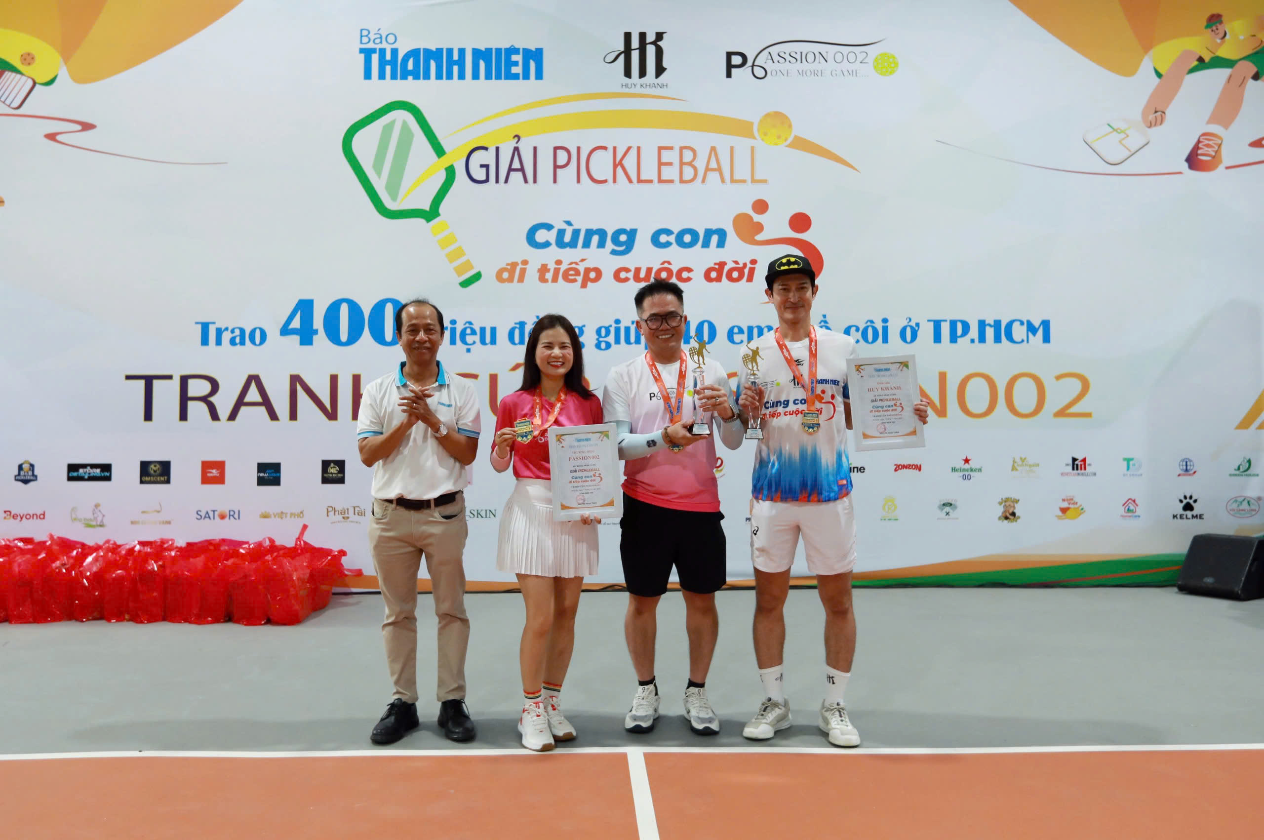 Xúc động khi 400 triệu đồng được trao tận tay các em nhỏ mồ côi- Ảnh 12. Xúc động khi 400 triệu đồng được trao tận tay các em nhỏ mồ côi- Ảnh 12.