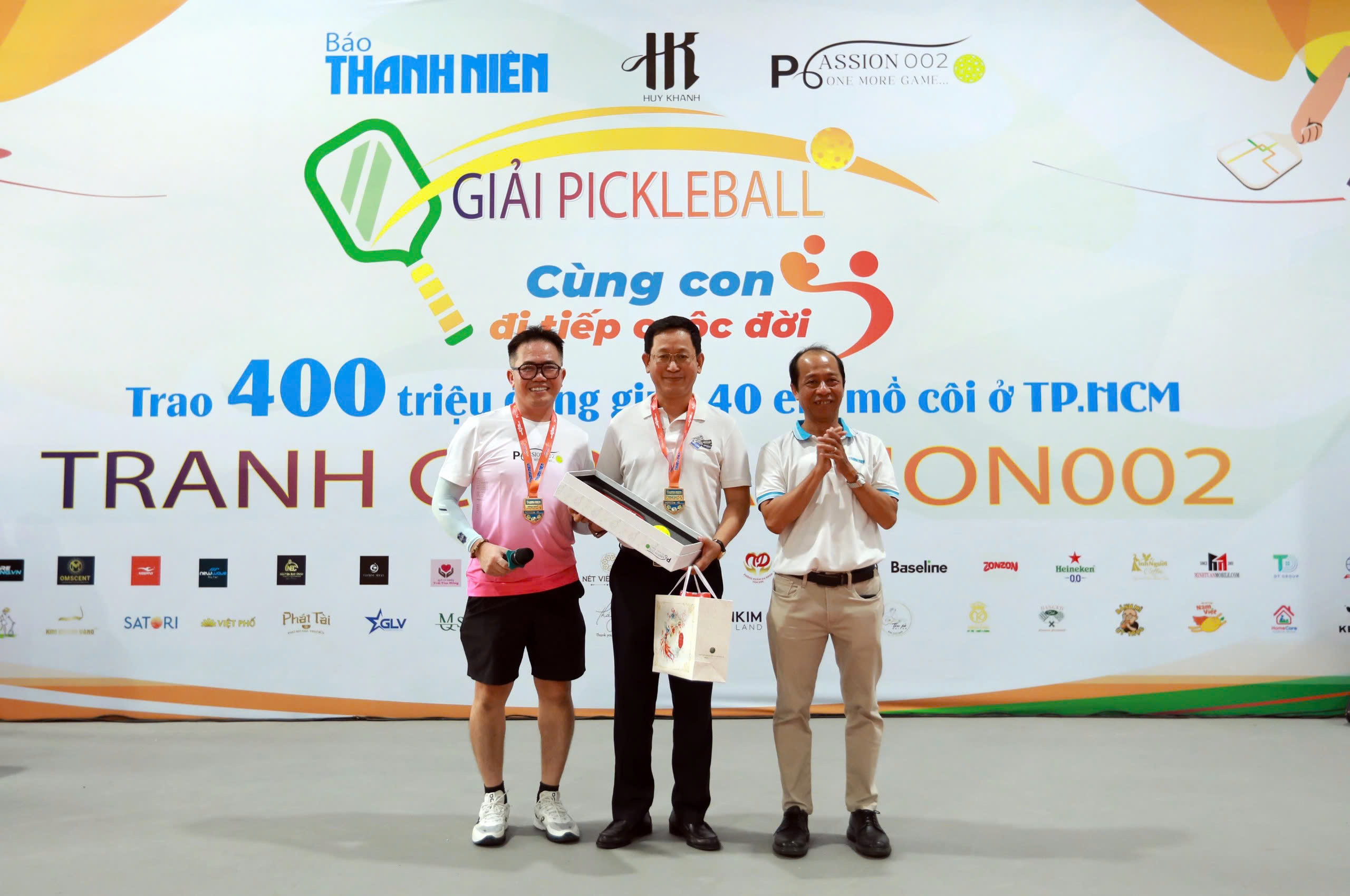 Xúc động khi 400 triệu đồng được trao tận tay các em nhỏ mồ côi- Ảnh 13. Xúc động khi 400 triệu đồng được trao tận tay các em nhỏ mồ côi- Ảnh 13.