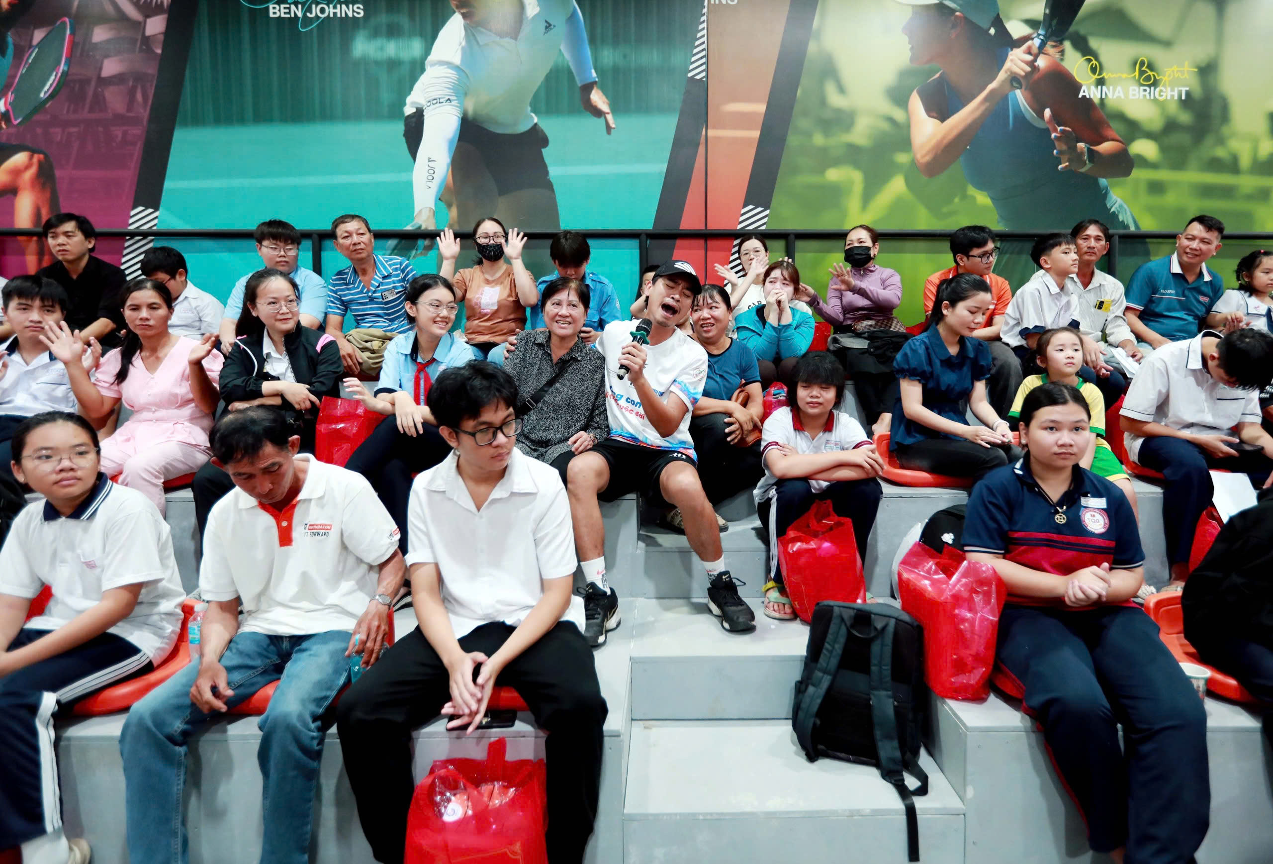 Xúc động khi 400 triệu đồng được trao tận tay các em nhỏ mồ côi- Ảnh 18. Xúc động khi 400 triệu đồng được trao tận tay các em nhỏ mồ côi- Ảnh 18.