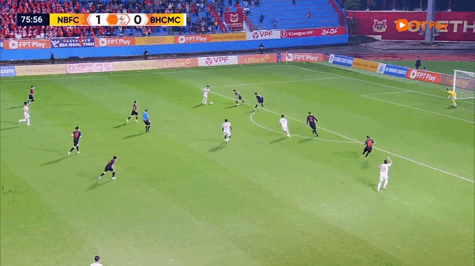 Ho&agrave;ng Đức tỏa s&aacute;ng, Ninh B&igrave;nh vẫn đ&aacute;nh rơi chiến thắng v&igrave; si&ecirc;u phẩm của Oduenyi: Becamex TP.HCM tho&aacute;t hiểm - Ảnh 3.