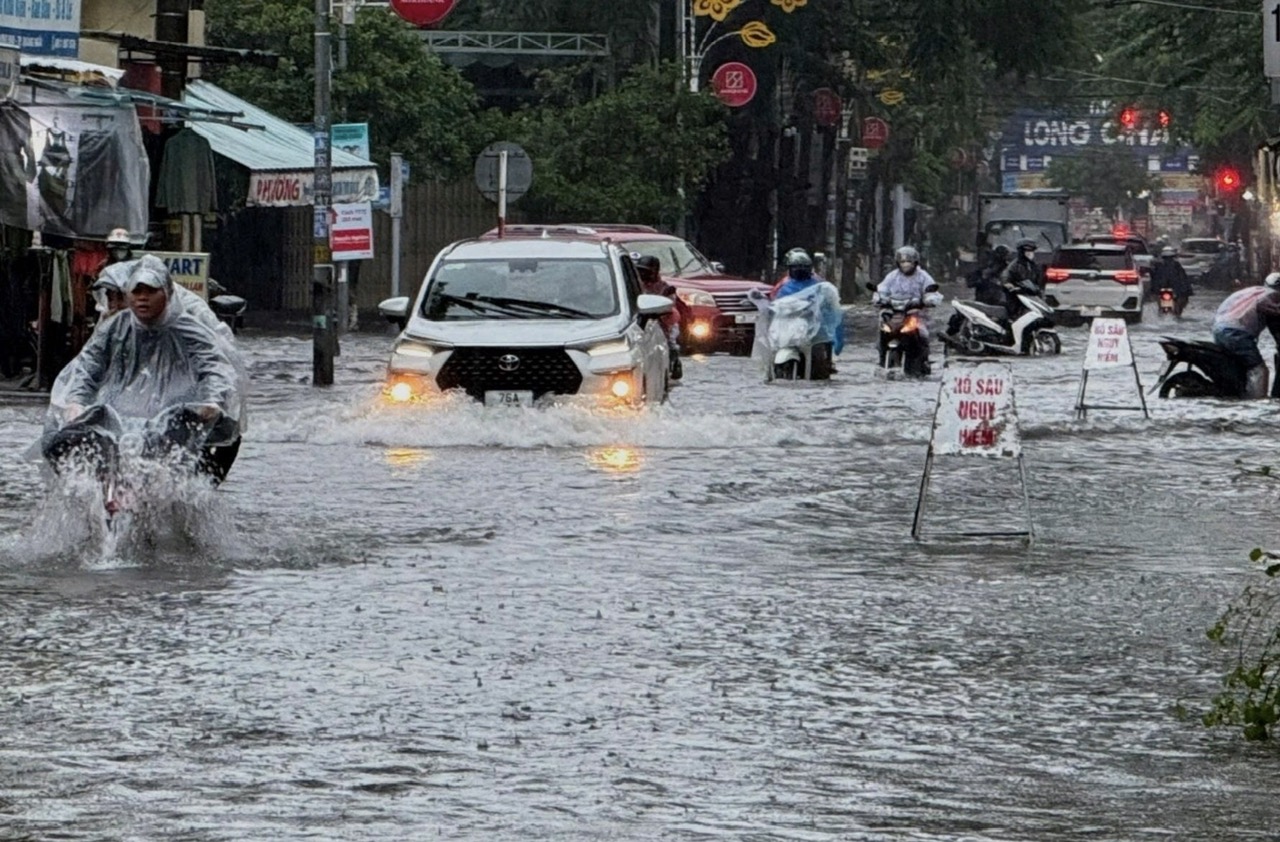 Đà Nẵng, Quảng Ngãi ứng phó nguy cơ lũ chồng lũ - Ảnh 2. Đà Nẵng, Quảng Ngãi ứng phó nguy cơ lũ chồng lũ - Ảnh 2.
