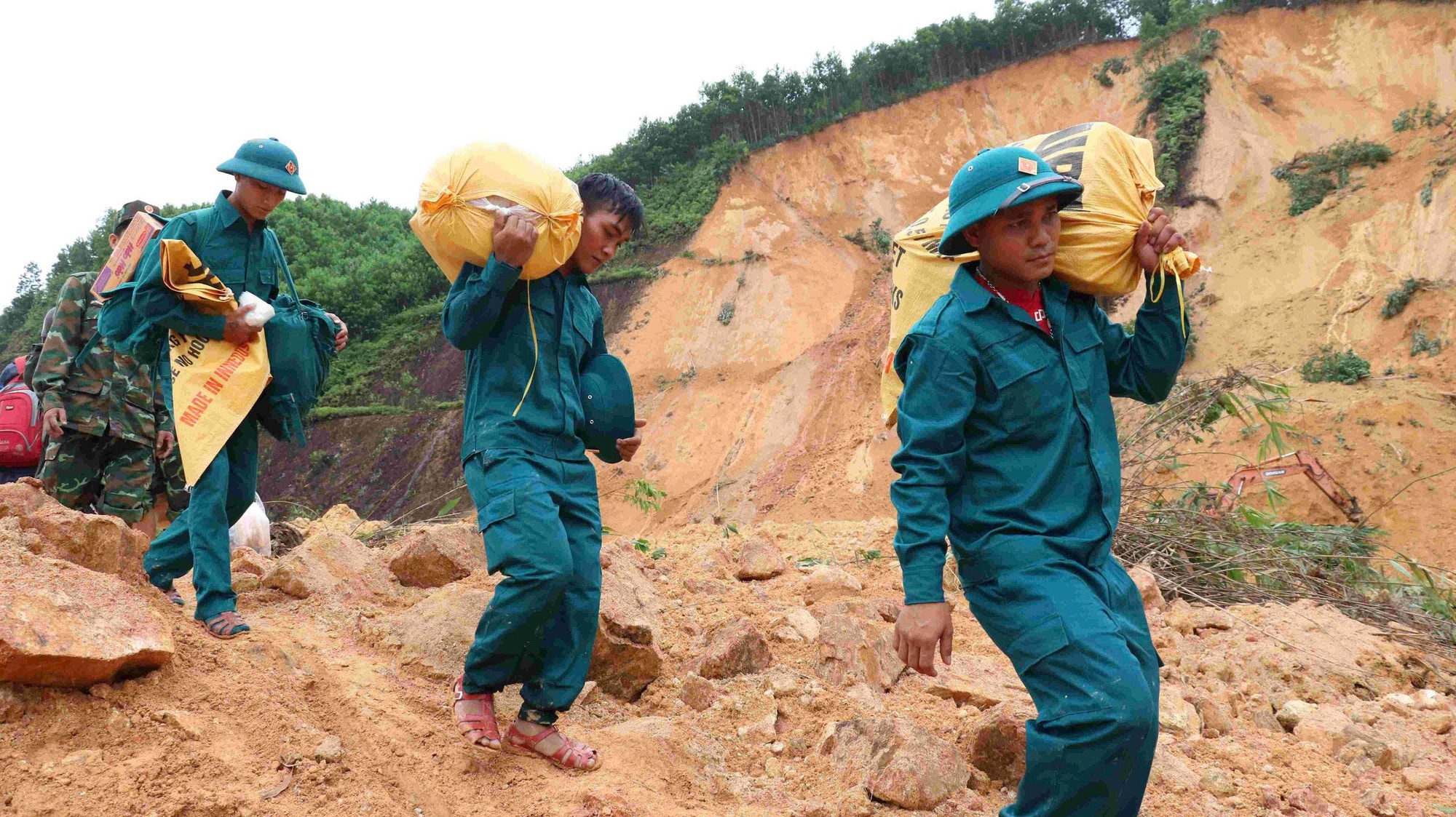 Đà Nẵng, Quảng Ngãi ứng phó nguy cơ lũ chồng lũ - Ảnh 4. Đà Nẵng, Quảng Ngãi ứng phó nguy cơ lũ chồng lũ - Ảnh 4.