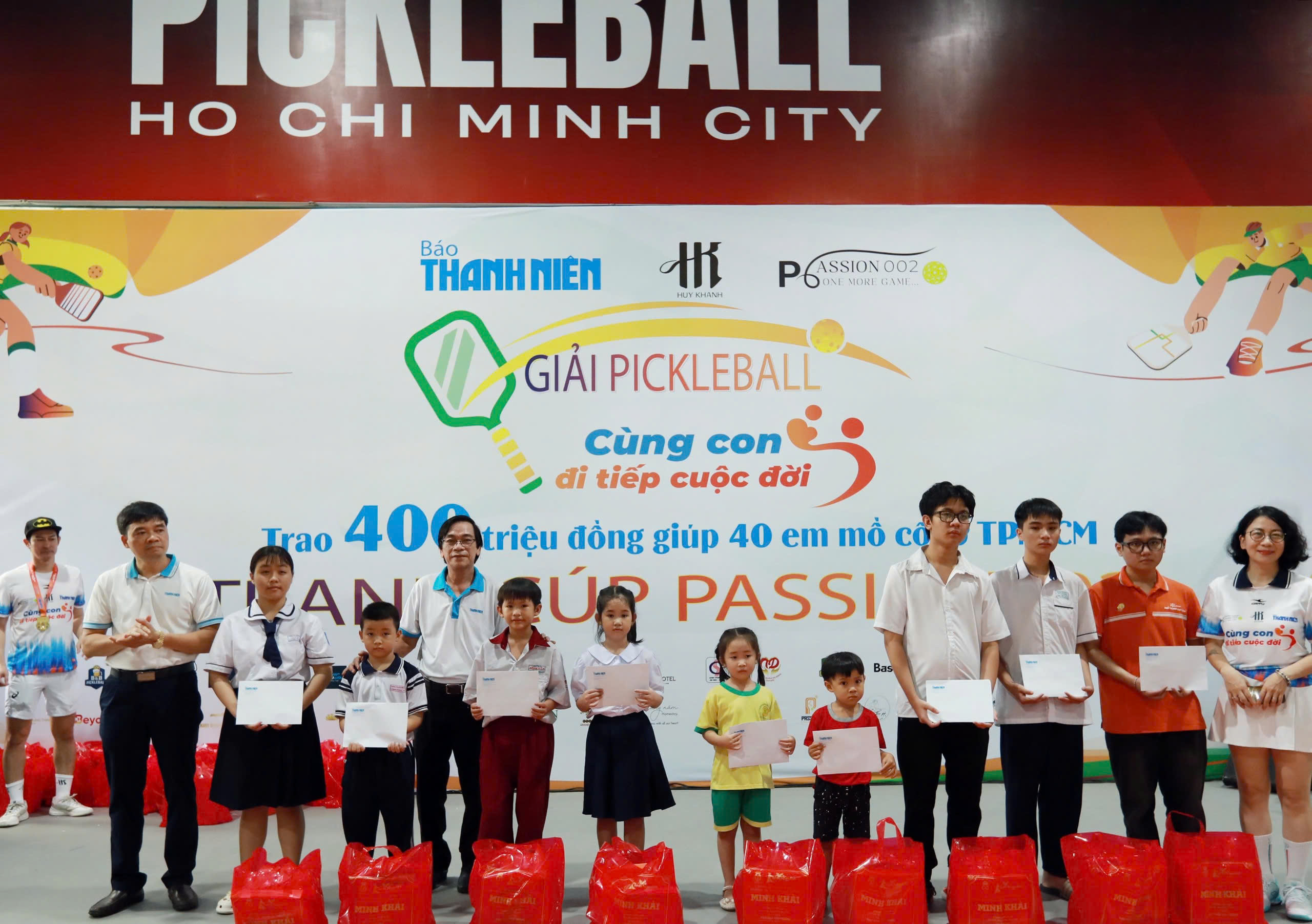 Xúc động khi 400 triệu đồng được trao tận tay các em nhỏ mồ côi- Ảnh 11. Xúc động khi 400 triệu đồng được trao tận tay các em nhỏ mồ côi- Ảnh 11.