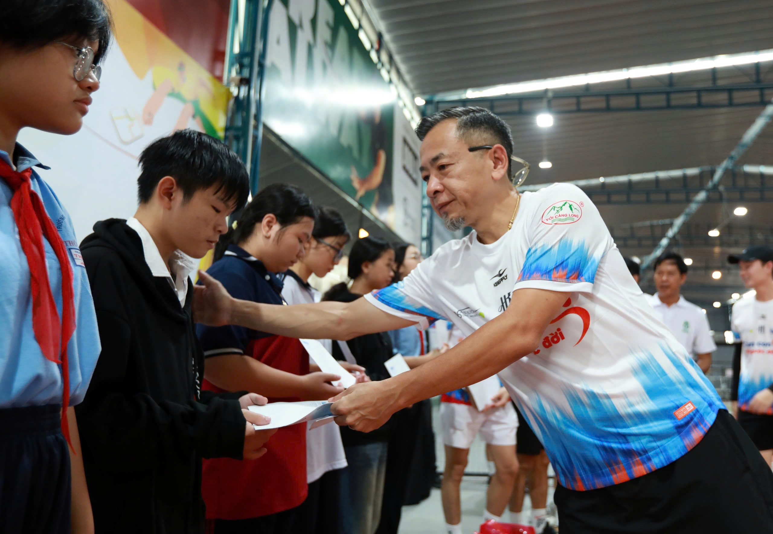 Xúc động khi 400 triệu đồng được trao tận tay các em nhỏ mồ côi- Ảnh 7. Xúc động khi 400 triệu đồng được trao tận tay các em nhỏ mồ côi- Ảnh 7.