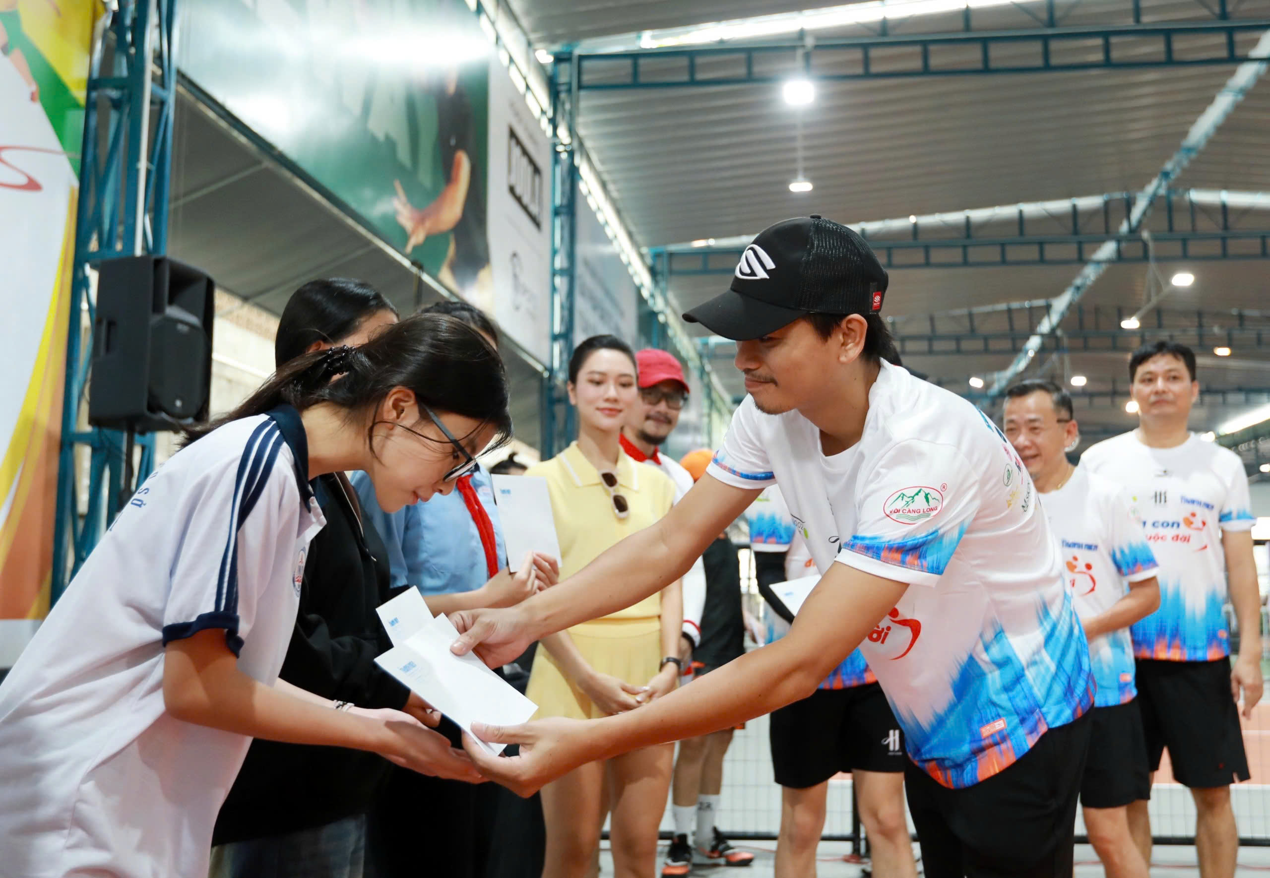 Xúc động khi 400 triệu đồng được trao tận tay các em nhỏ mồ côi- Ảnh 9. Xúc động khi 400 triệu đồng được trao tận tay các em nhỏ mồ côi- Ảnh 9.