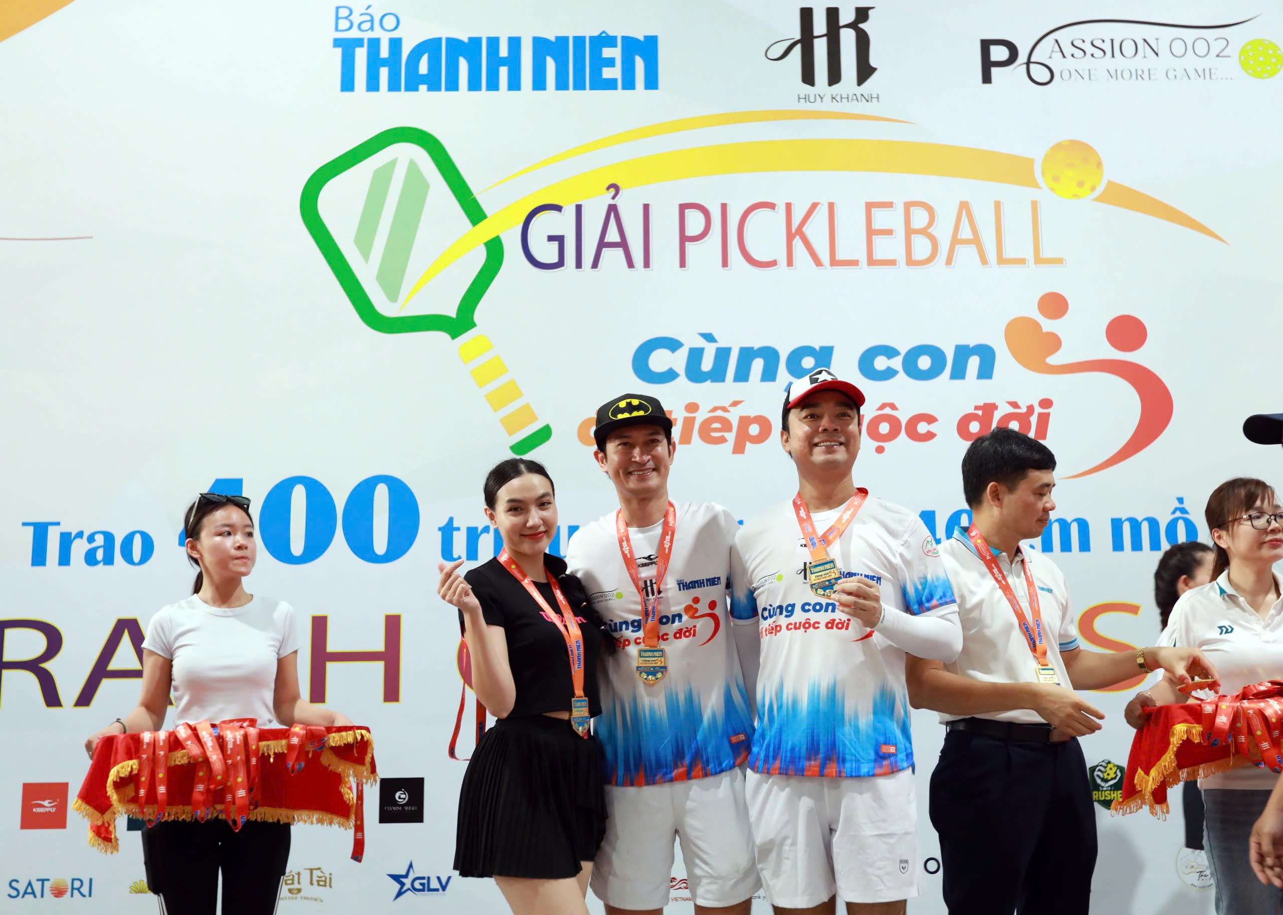 Xúc động khi 400 triệu đồng được trao tận tay các em nhỏ mồ côi- Ảnh 16. Xúc động khi 400 triệu đồng được trao tận tay các em nhỏ mồ côi- Ảnh 16.