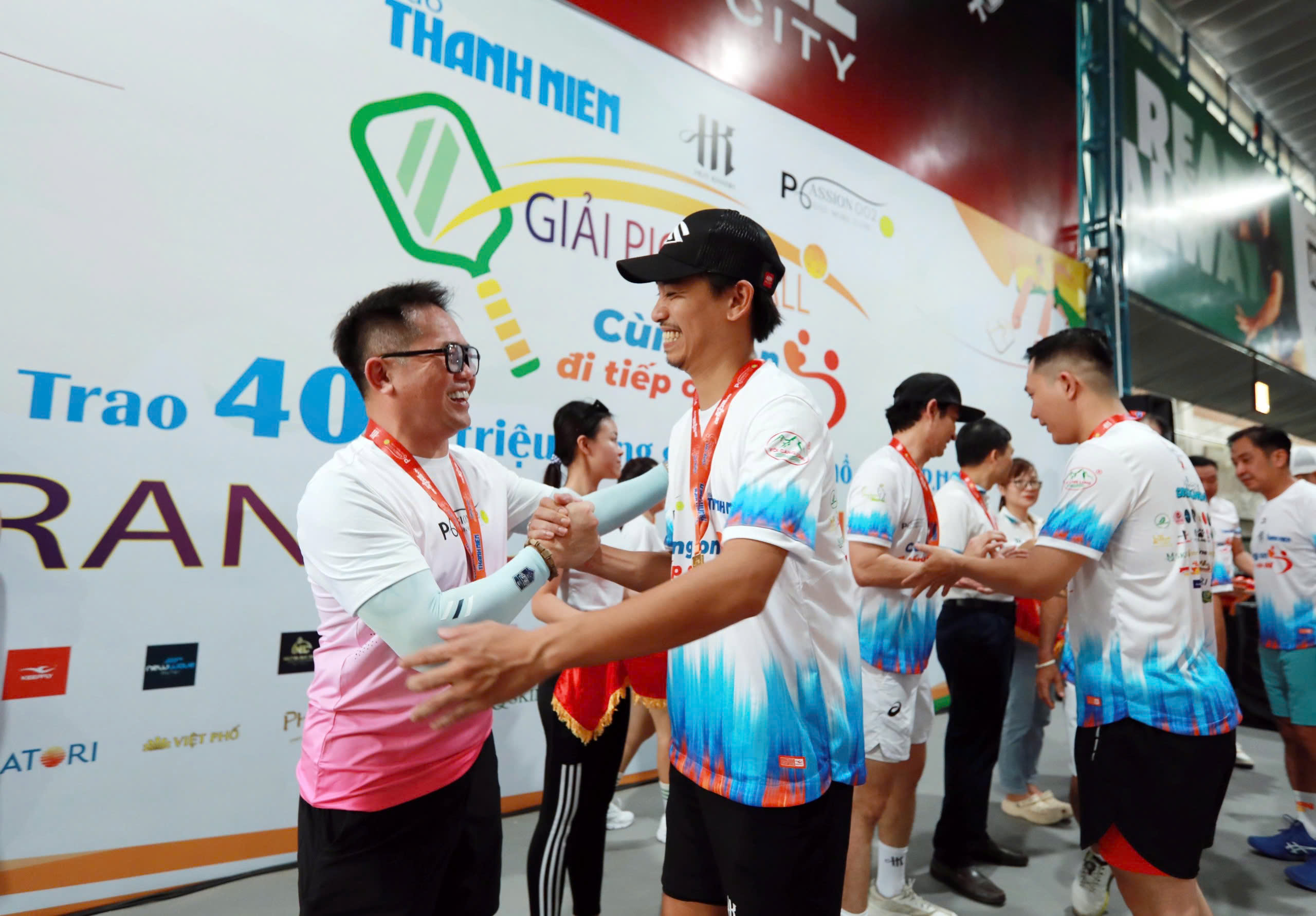 Xúc động khi 400 triệu đồng được trao tận tay các em nhỏ mồ côi- Ảnh 14. Xúc động khi 400 triệu đồng được trao tận tay các em nhỏ mồ côi- Ảnh 14.